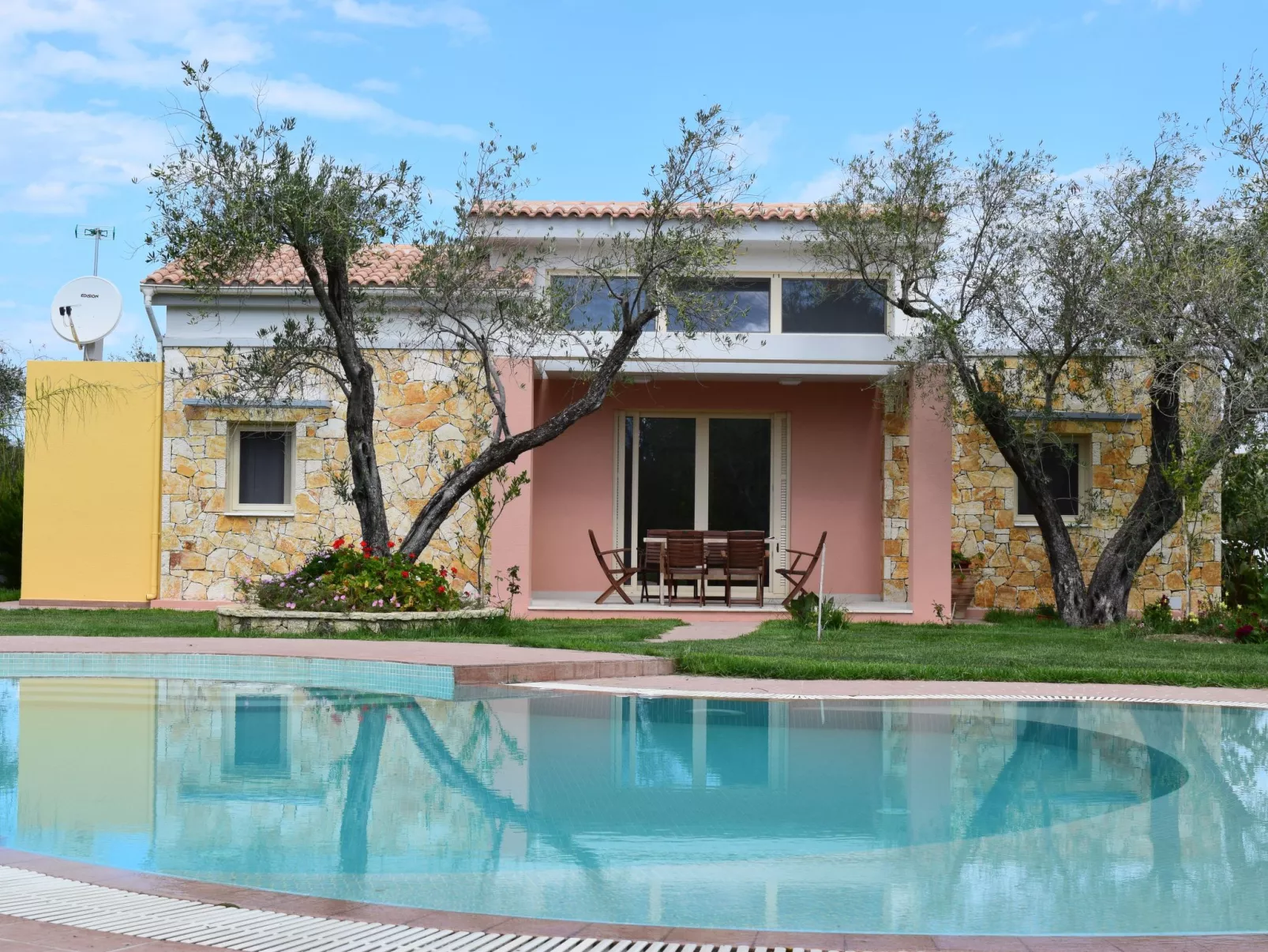 Villa Thalassa mit Schwimmbad und Garten-Buiten