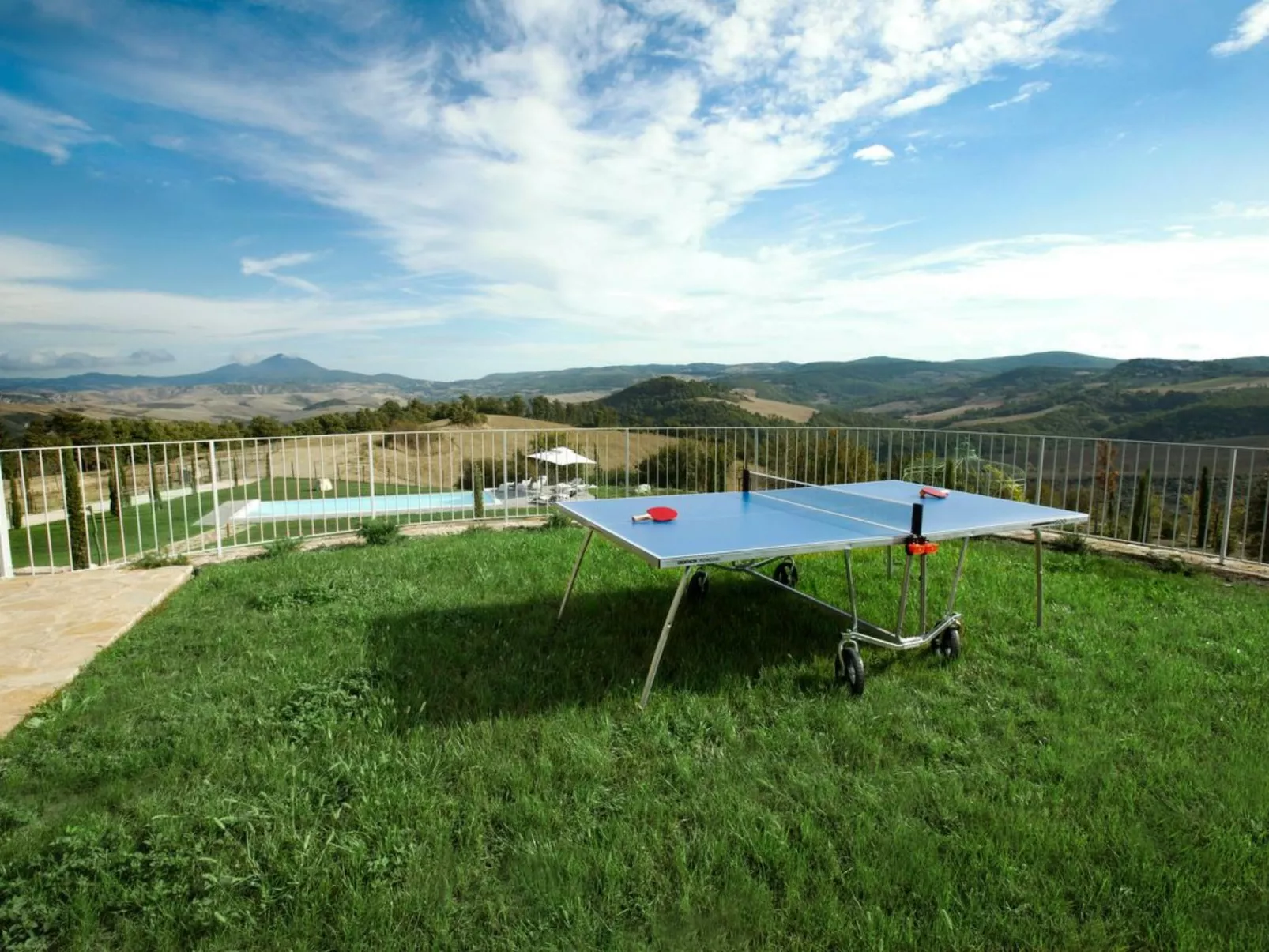 Villa mit Infinity-Pool-Buiten