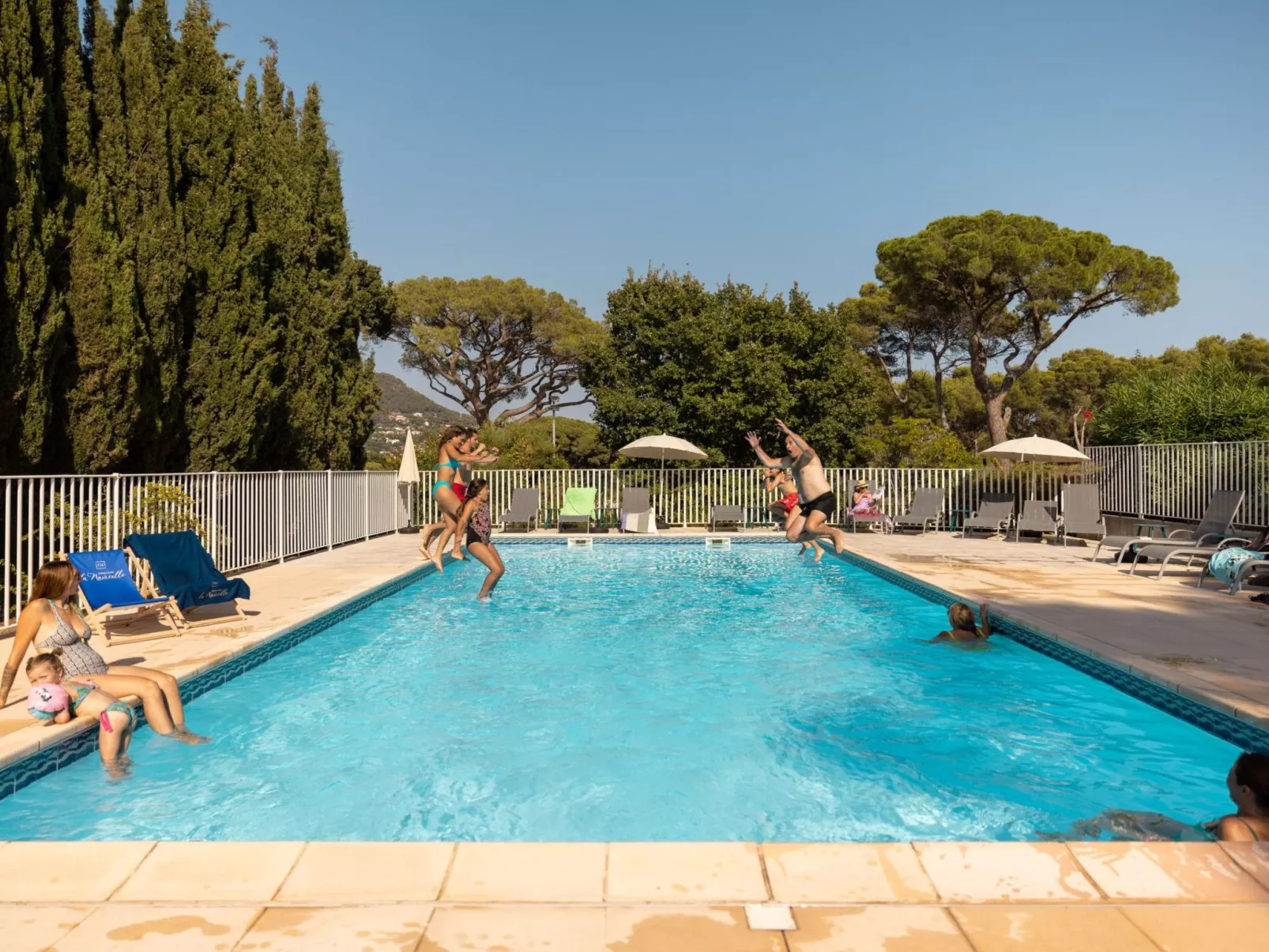 Im Herzen eines provenzalischen Weinguts, Terrasse mit Meerblick, Pool - Image-tags.info