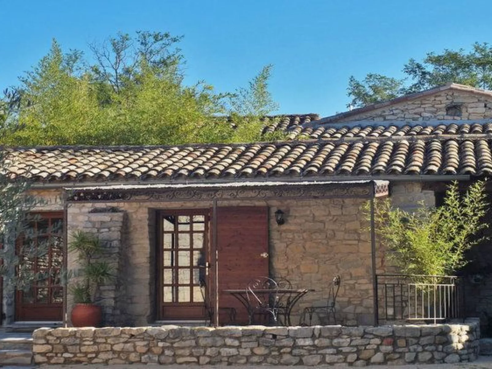 Domaine "Suite Margot" mit Infinity-Pool-Buiten