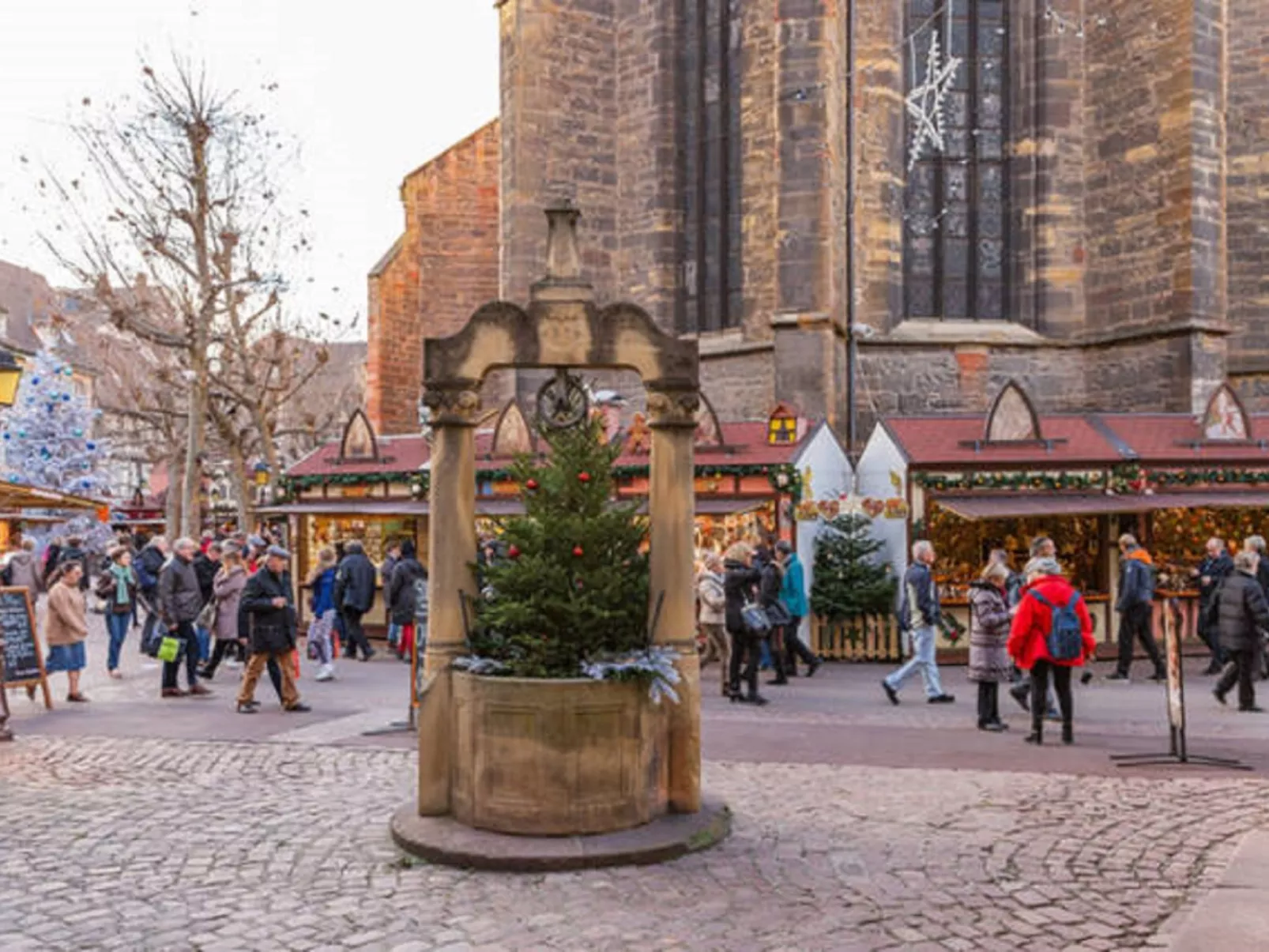 Mit zwei Garagenstellplätzen-Buiten