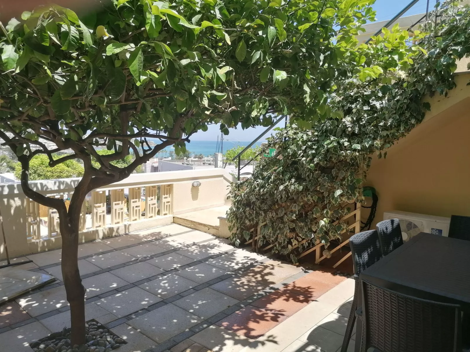 Wohnung "Zitronenbaum-Terrasse"-Buiten