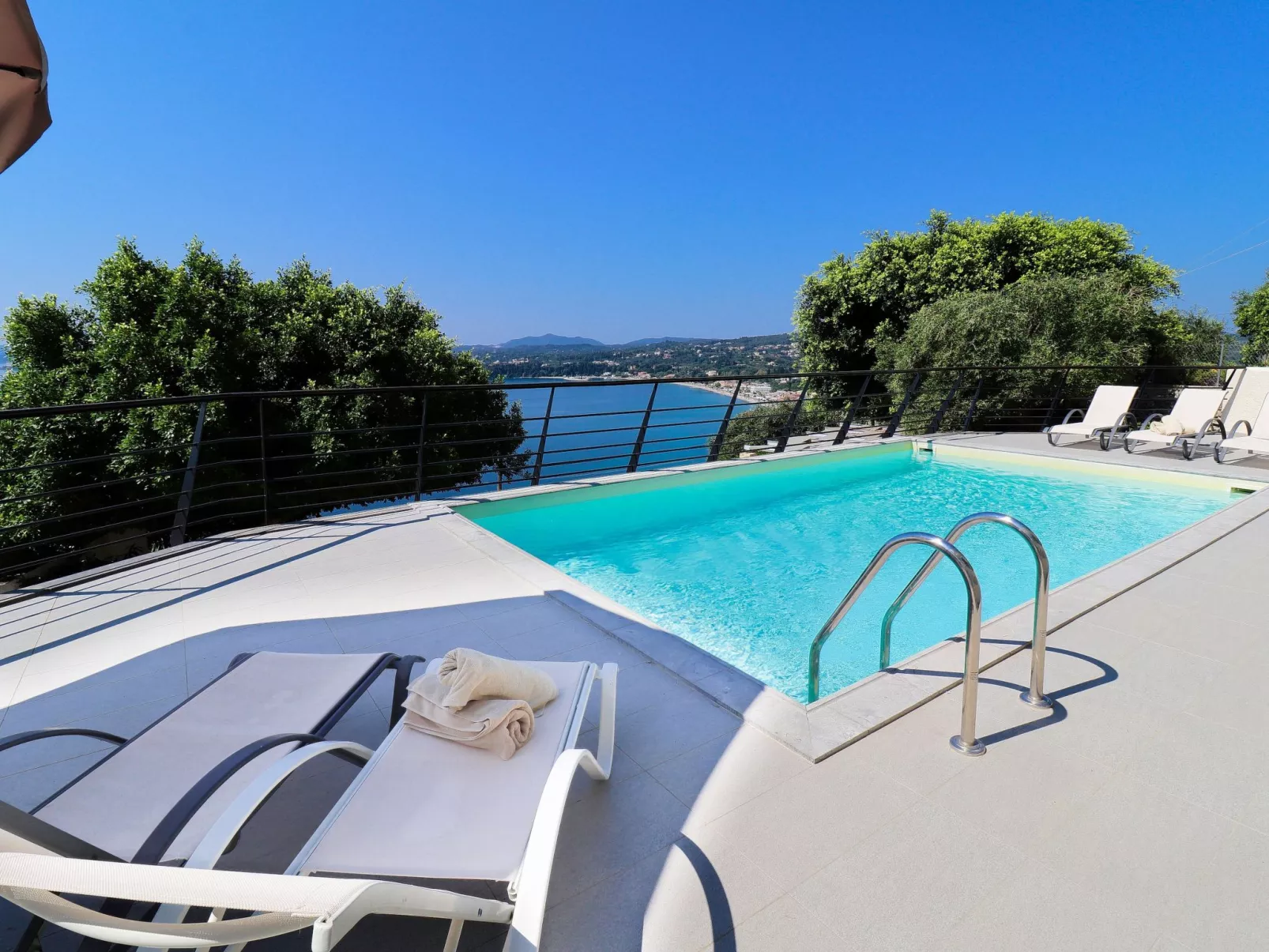 "Faiax" mit eigenem Pool-Buiten