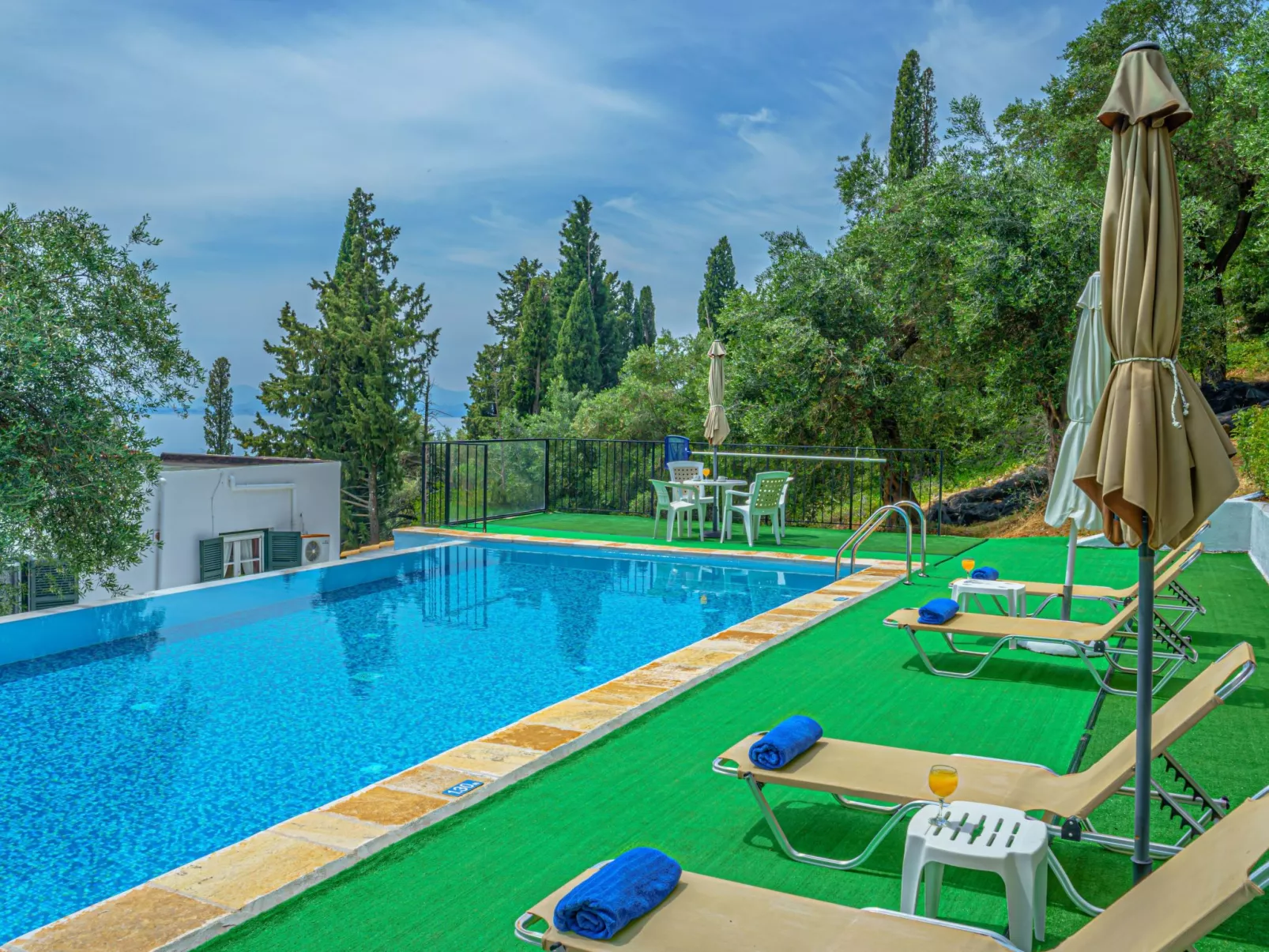 "Zeus" mit Infinity Pool-Buiten