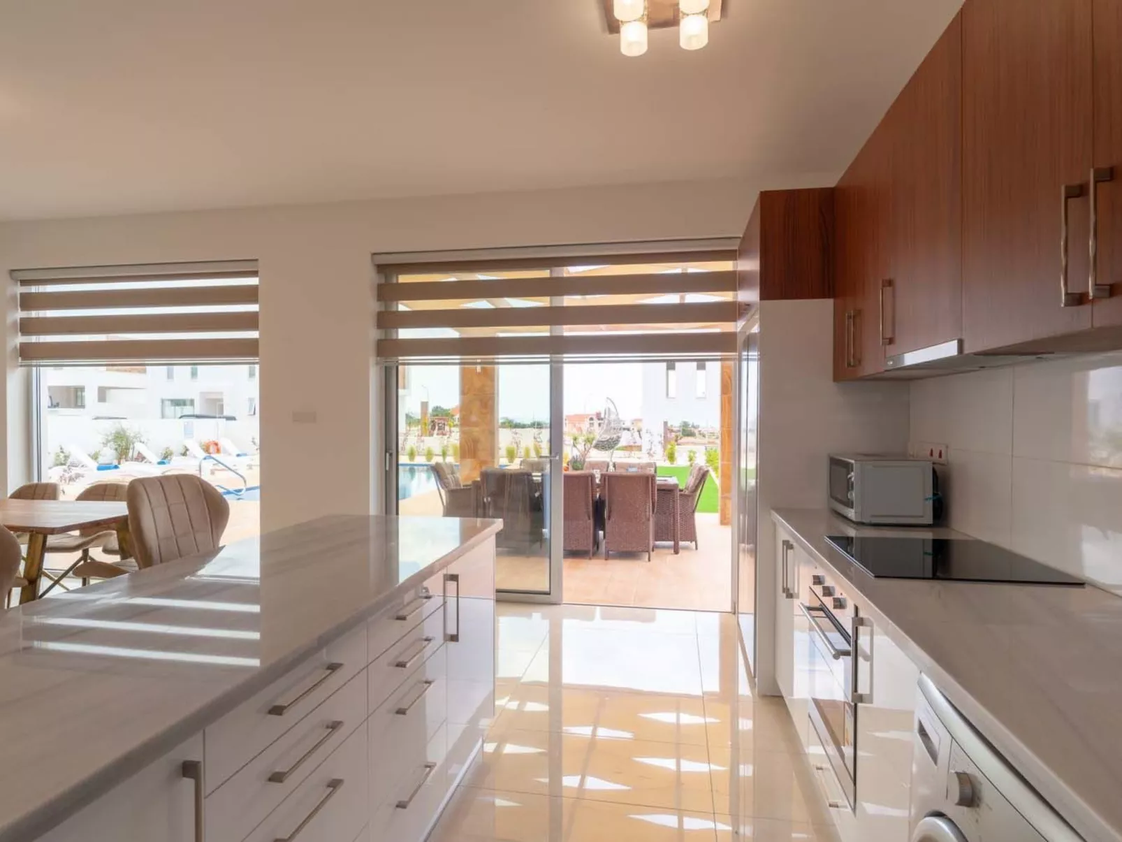 Luxuriöse Villa mit 4 Schlafzimmern, privatem Pool und Whirlpool-Image-tags.info