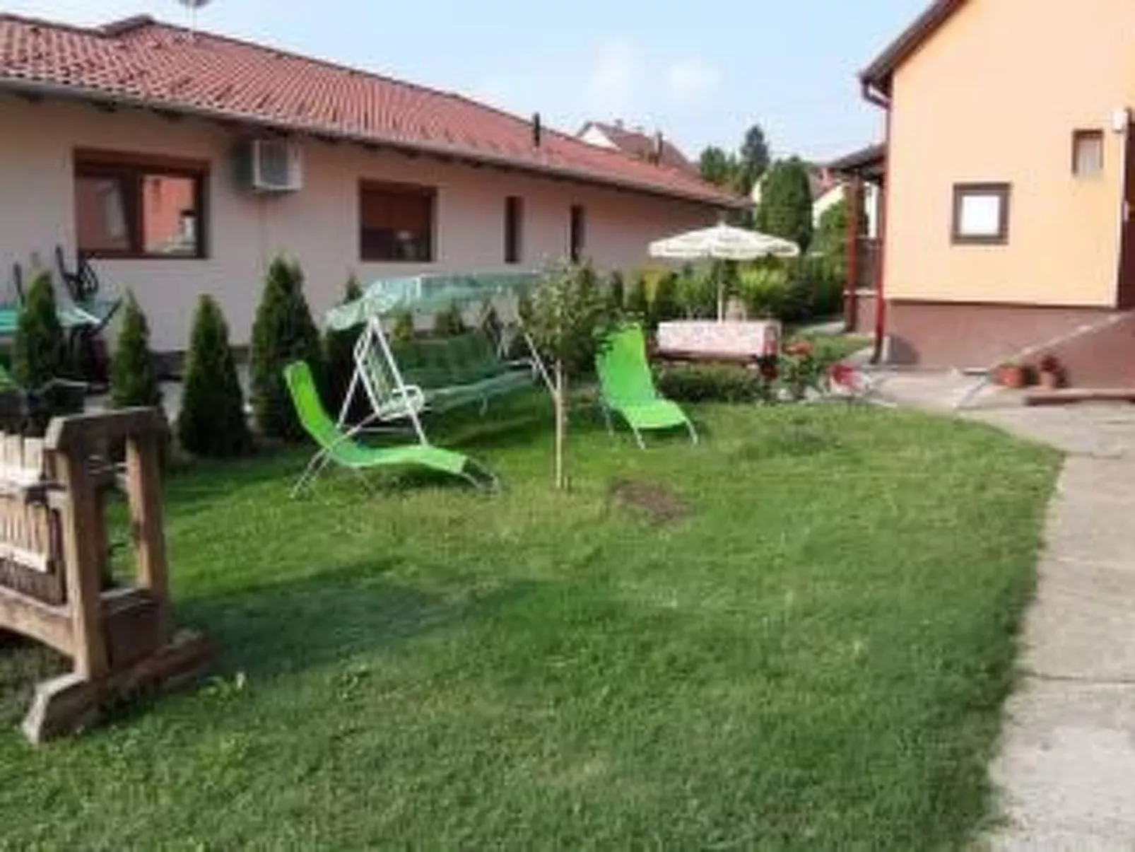 Mit Terrasse, Garten und Grill-Image-tags.info