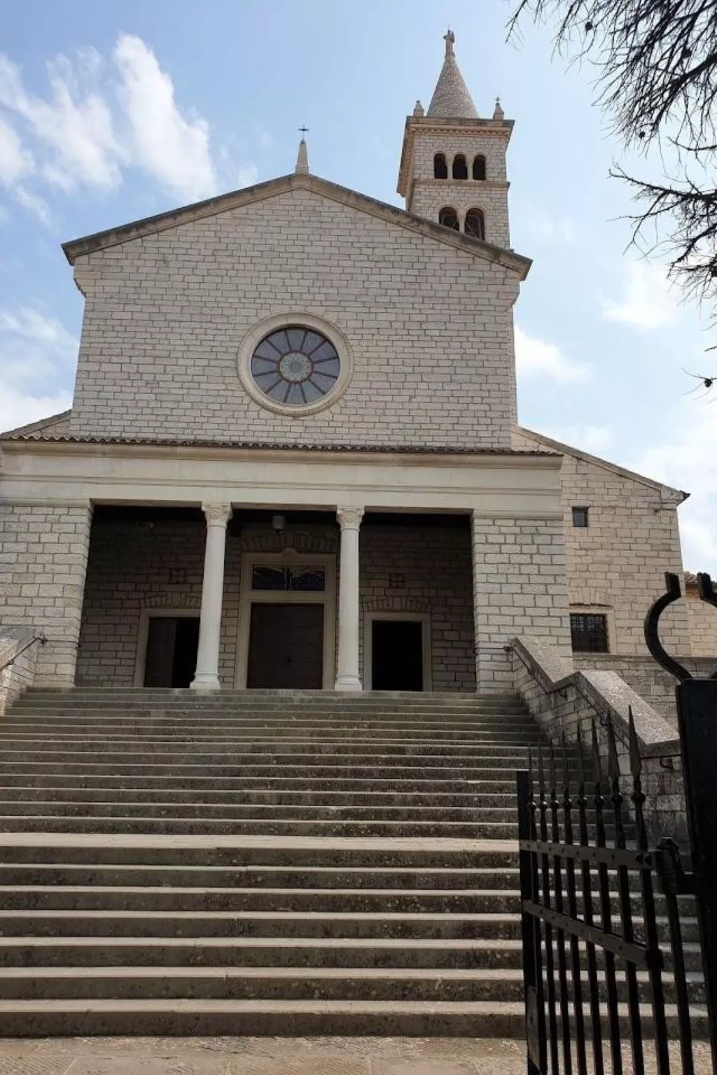 Höhlenmensch 2-Buiten