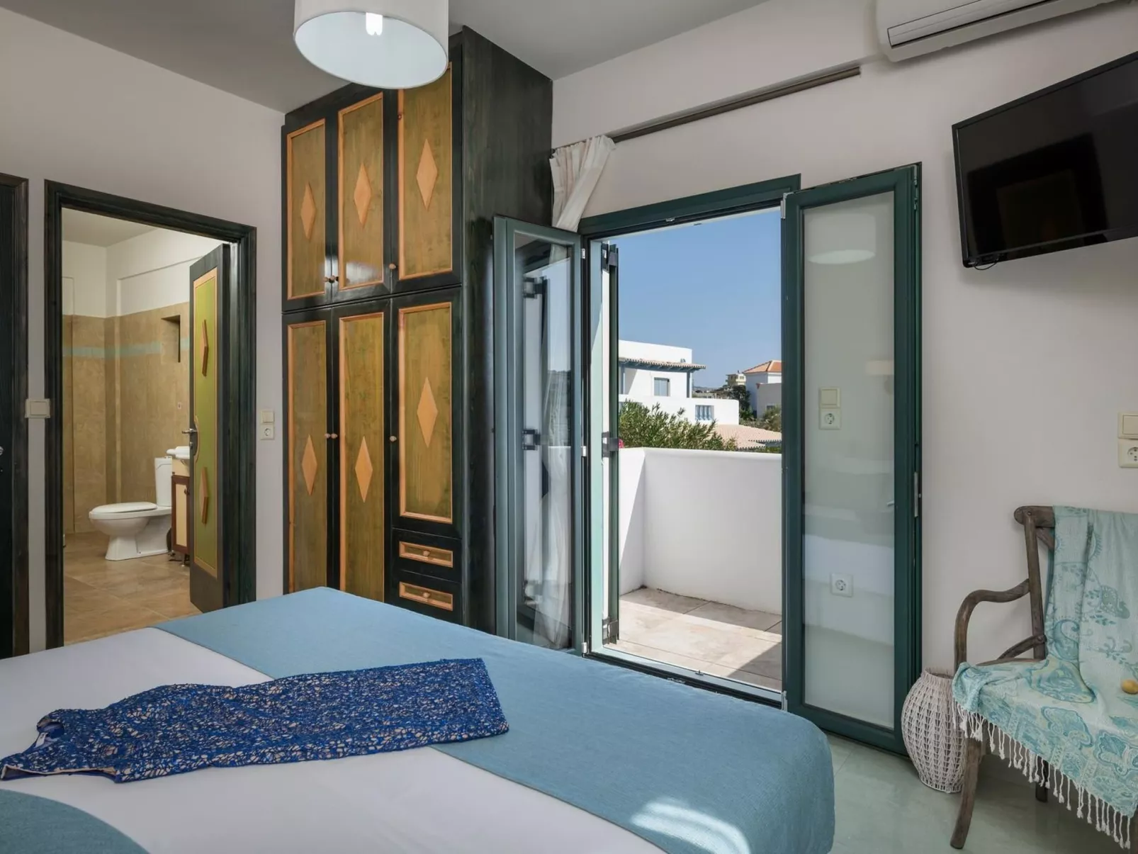 Luxuriöse Villa in Strandnähe mit Blick auf den privaten Pool-Binnen