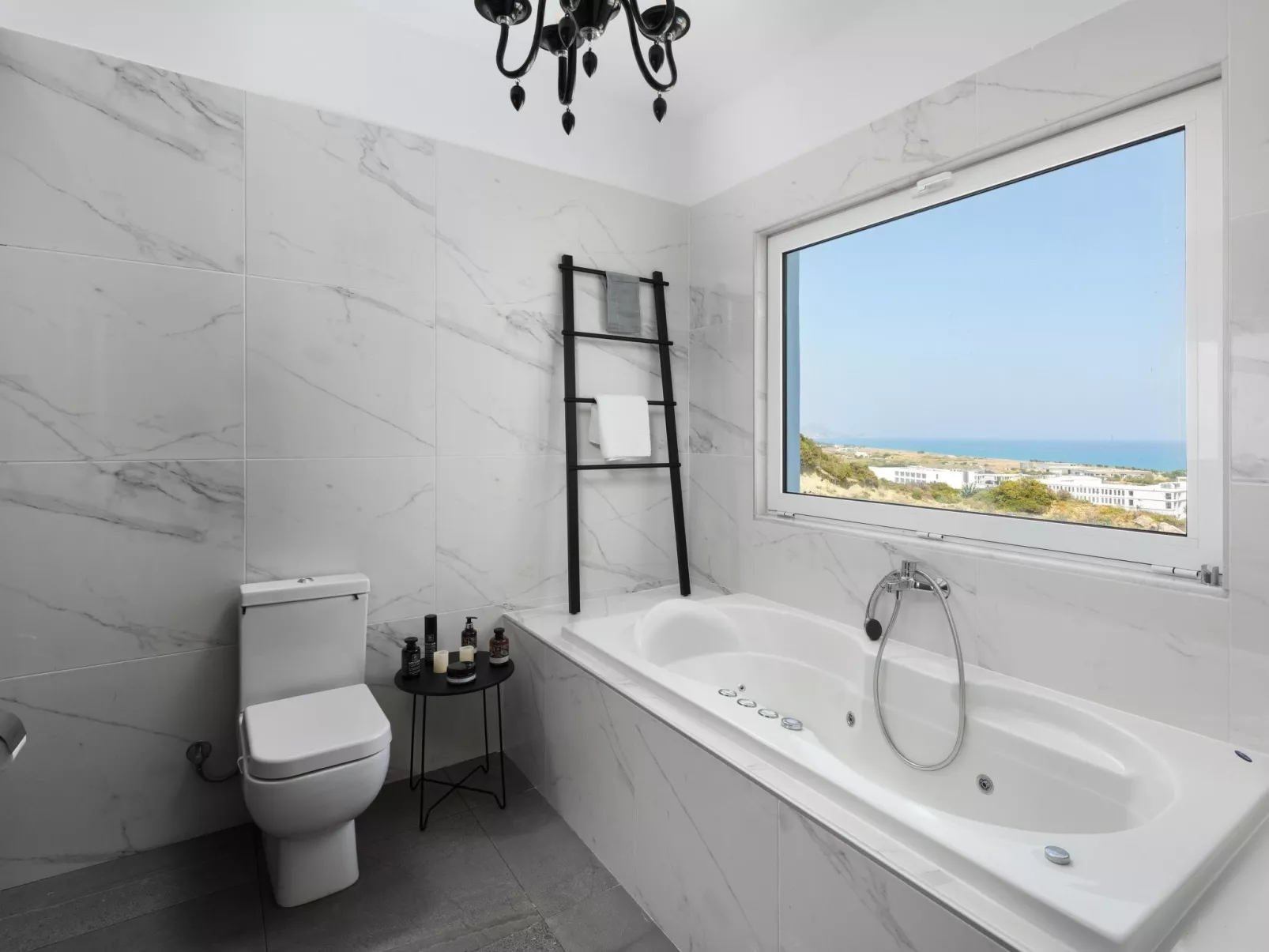 Moderne Villa mit Hügel- und Meerblick-Buiten