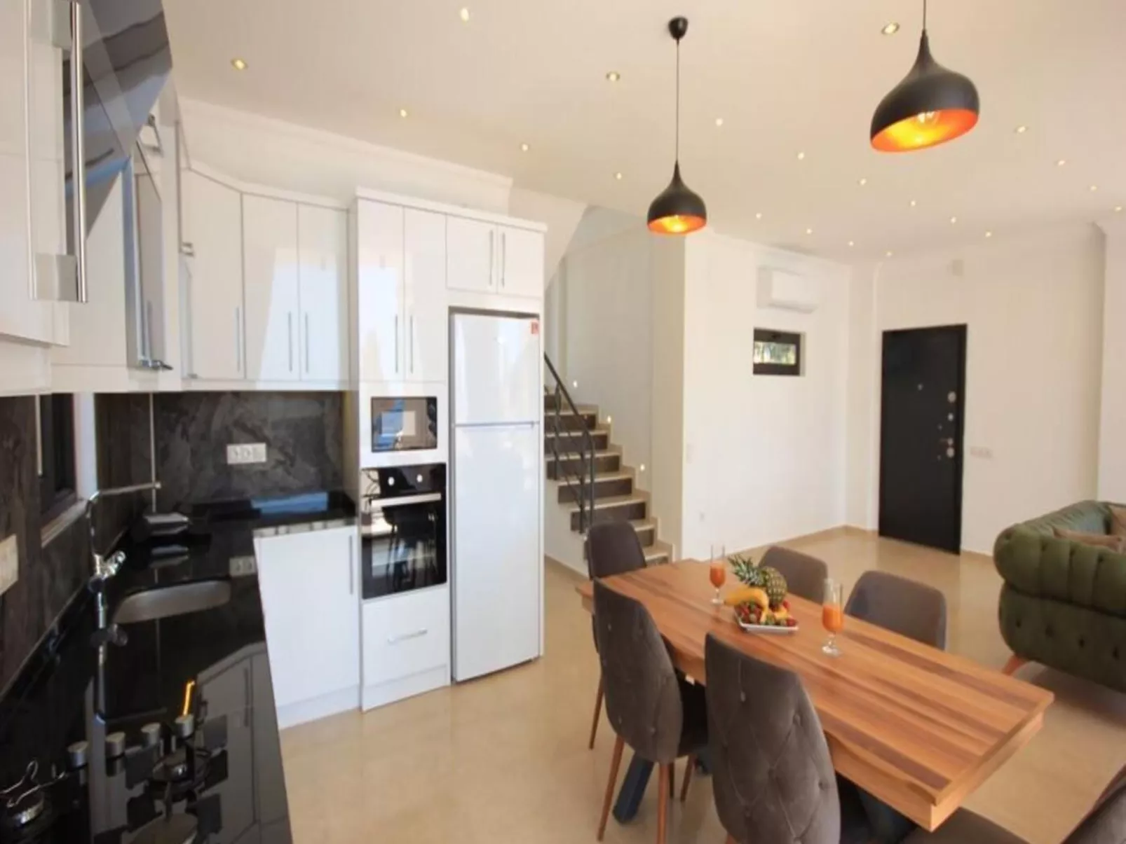 Villa mit Blick auf das Tal-Image-tags.info