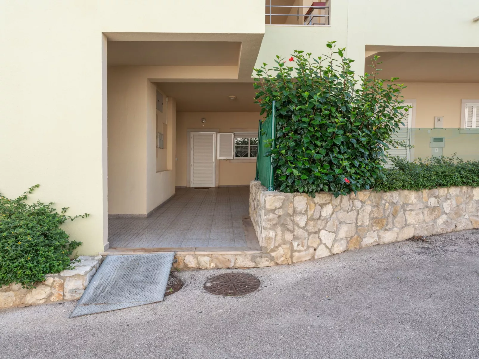 Wohnung mit Terrasse und 2 Schwimmbecken-Buiten