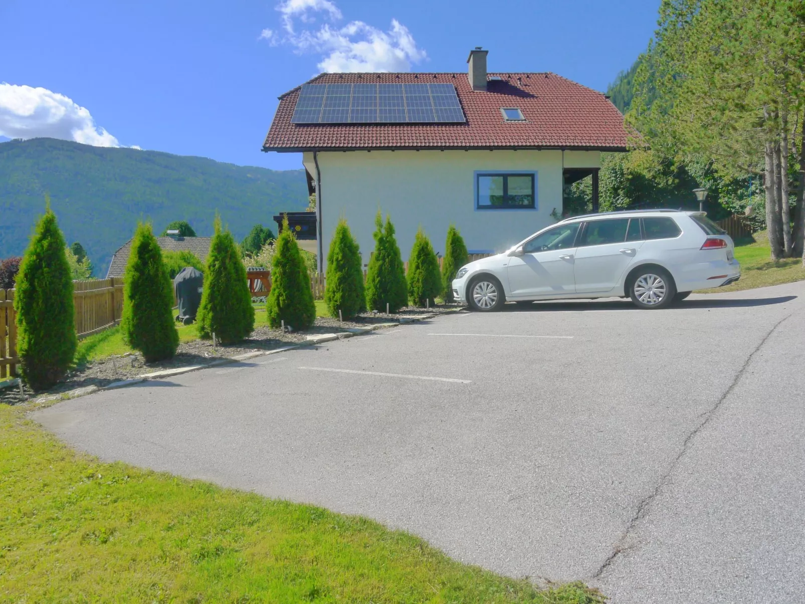 Geräumiges Apartment mit Panoramabergblick-Buiten