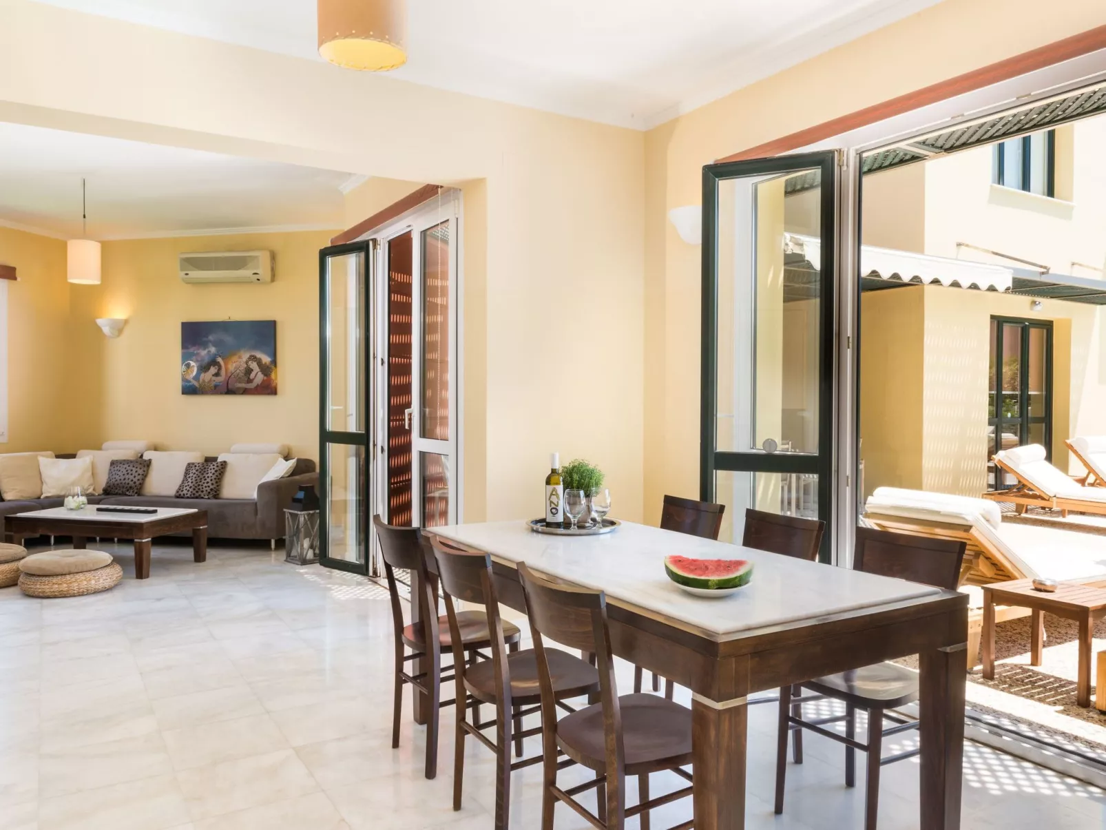 Mit gemeinschaftlichem Pool-Binnen