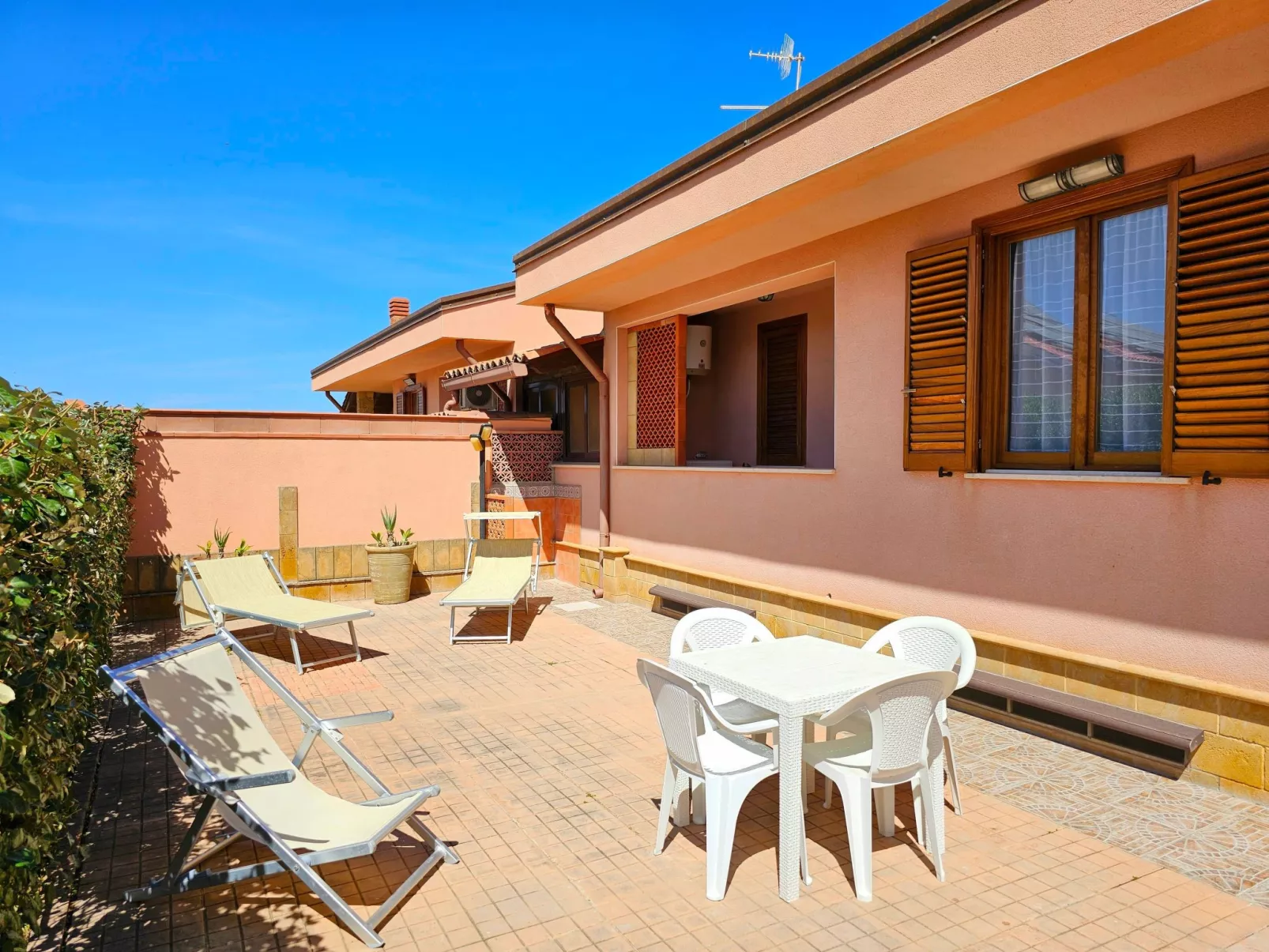 Helle mediterrane Villa mit Veranda und Garten-Buiten