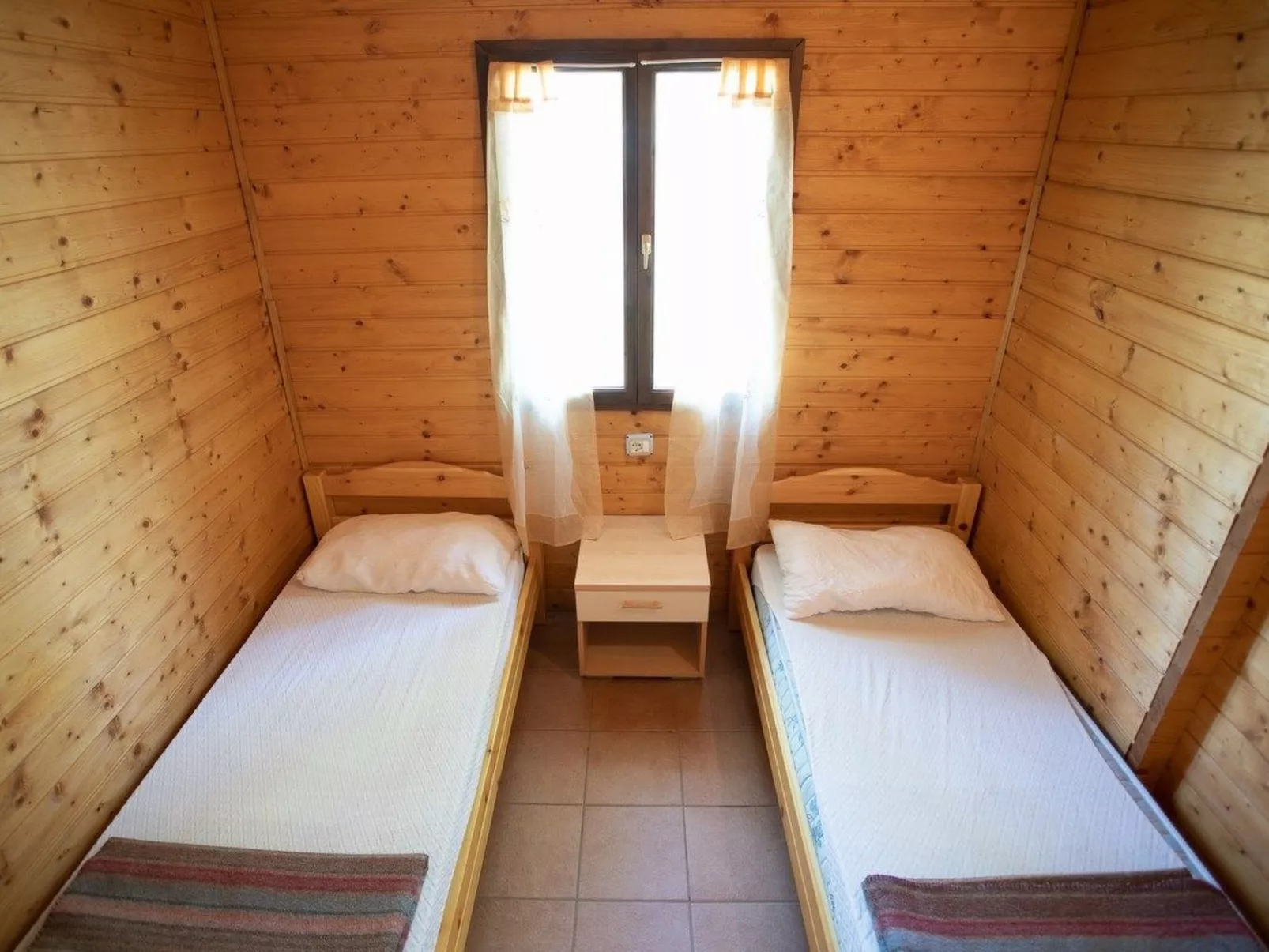 Bungalow aus Holz mit Veranda und nah am Strand.-Image-tags.info