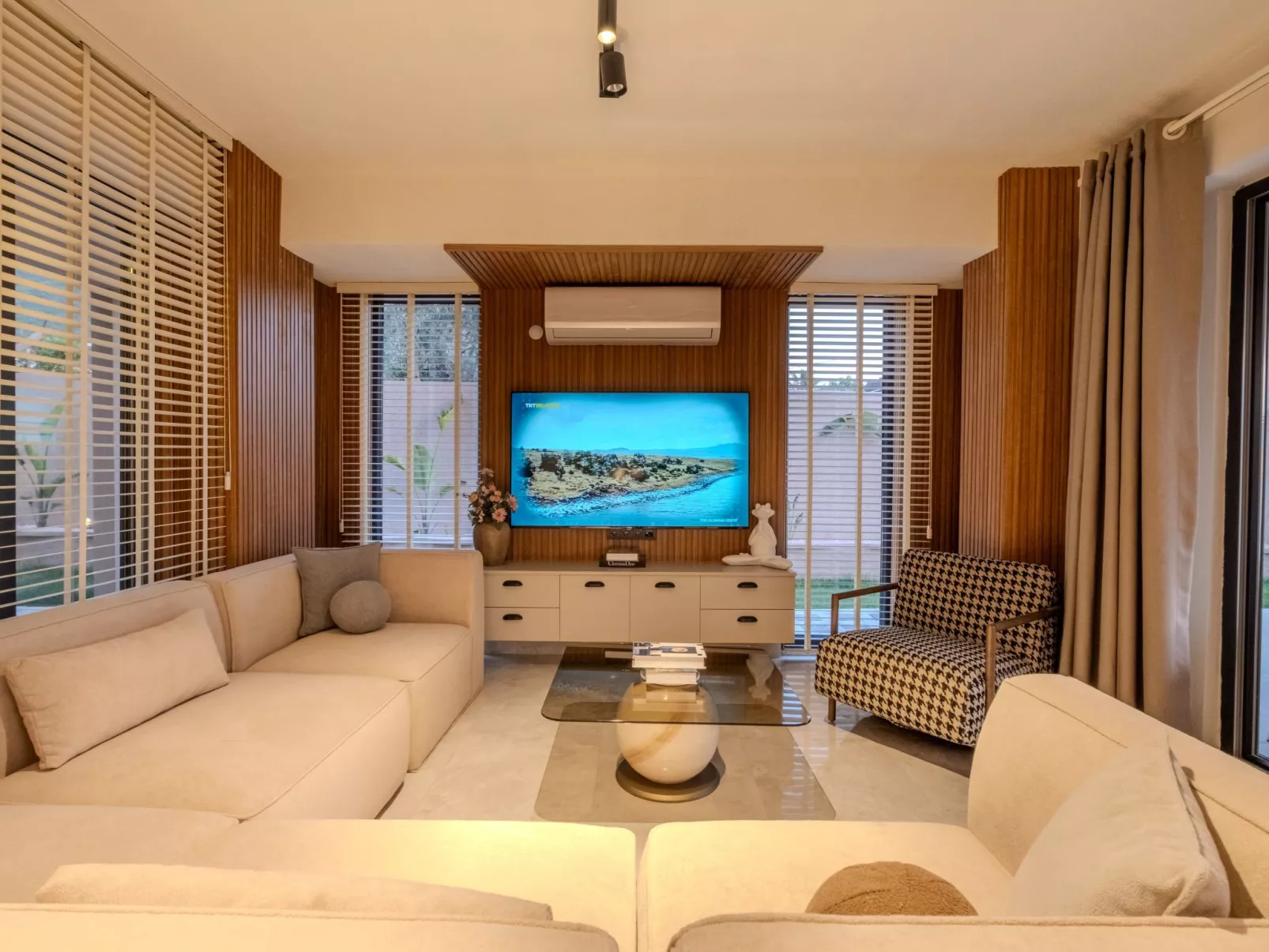 Elya 4-Image-tags.info