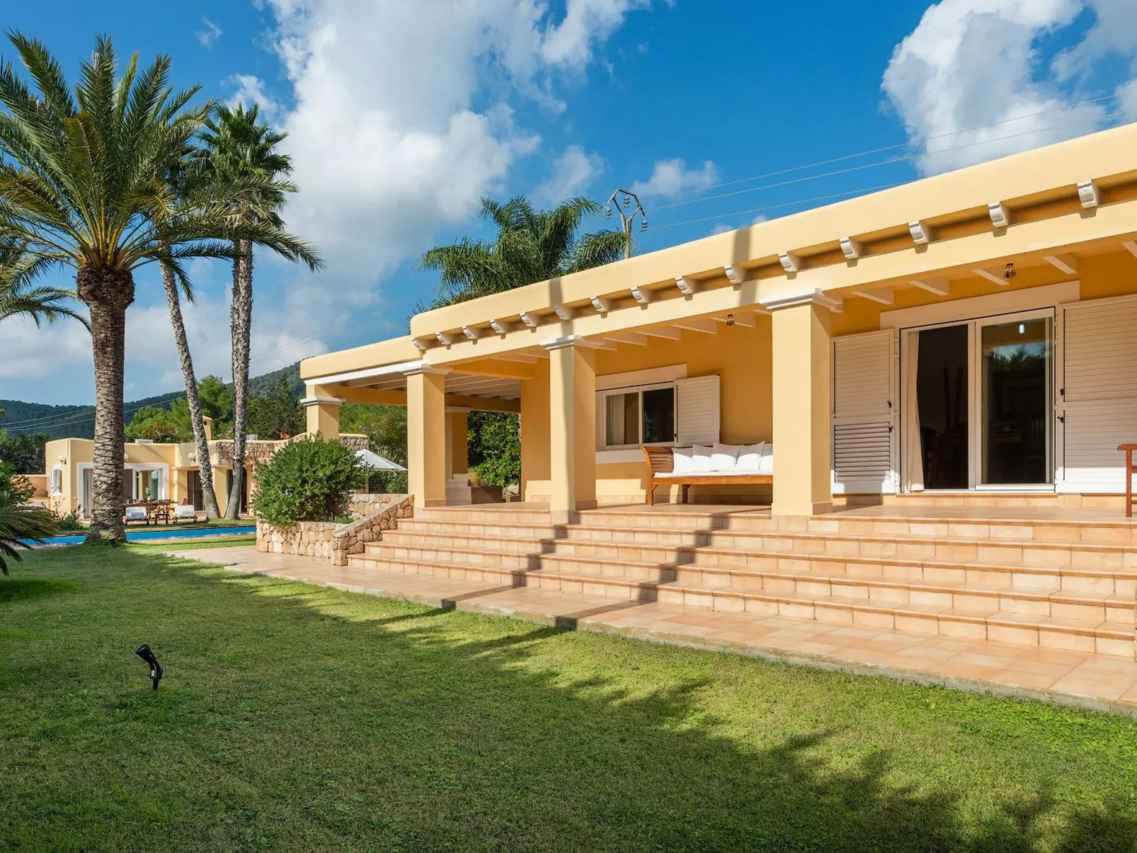 Schöne Villa Belvedere mit 4 Schlafzimmern, 3 Bädern, beheiztem Pool, zwei Whir-Image-tags.info