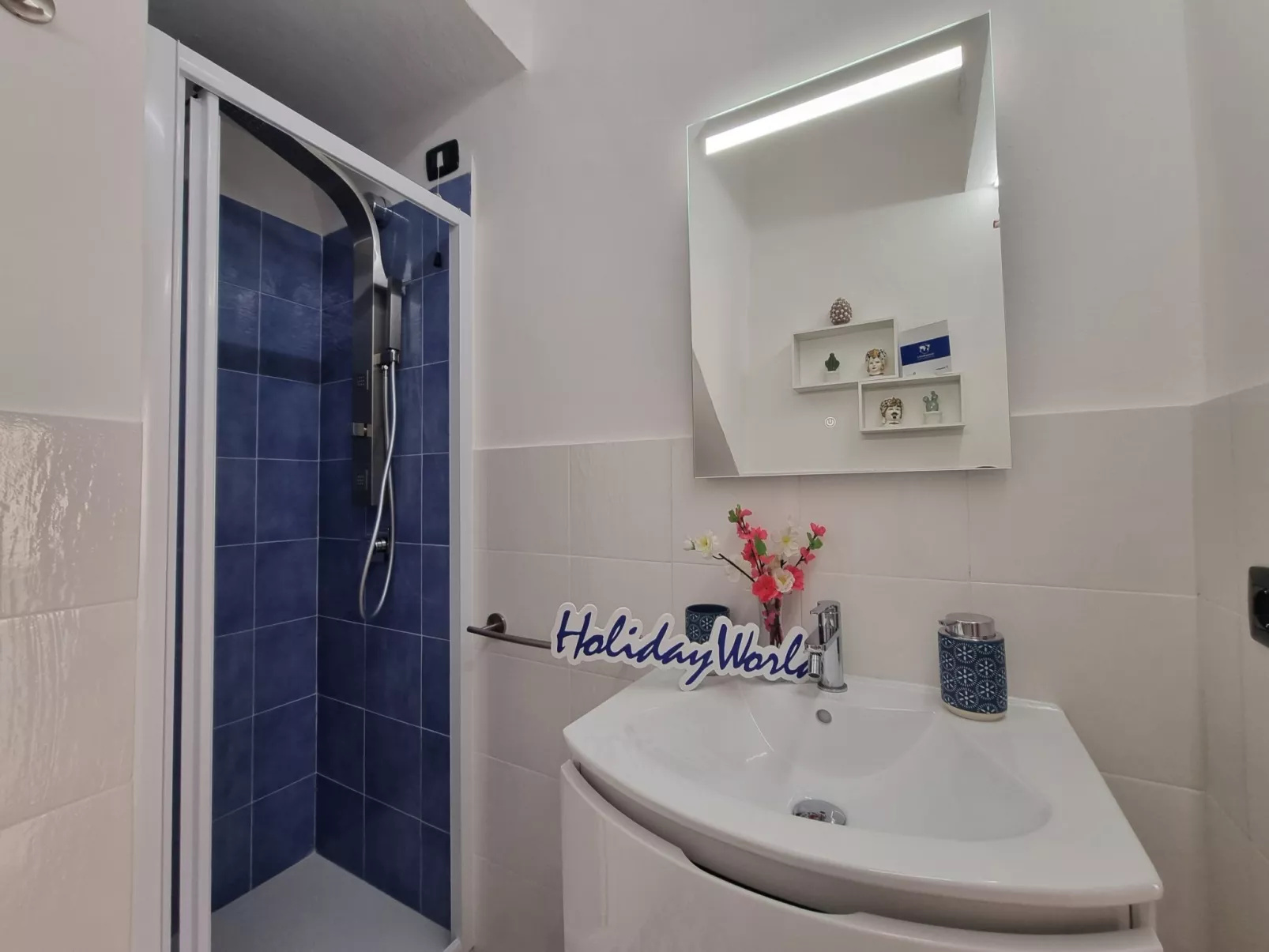 Donna Elisa von Holiday World-Image-tags.info