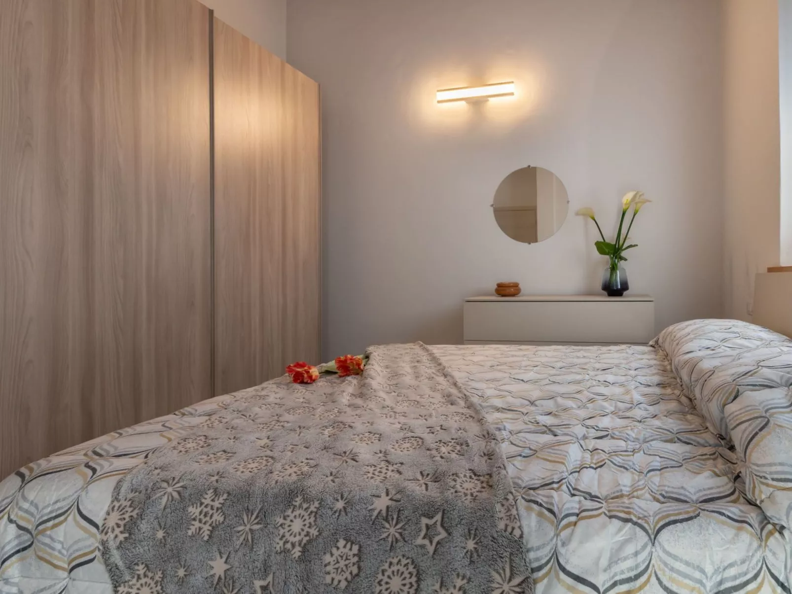 Modernes Haus mit Garten und privatem Parkplatz-Binnen