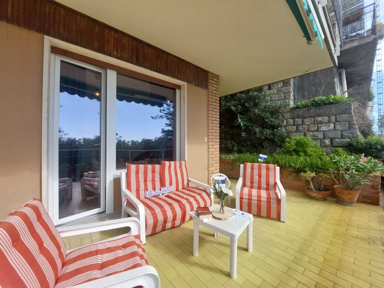 Seaside Heritage Retreat by Holiday World-Binnen