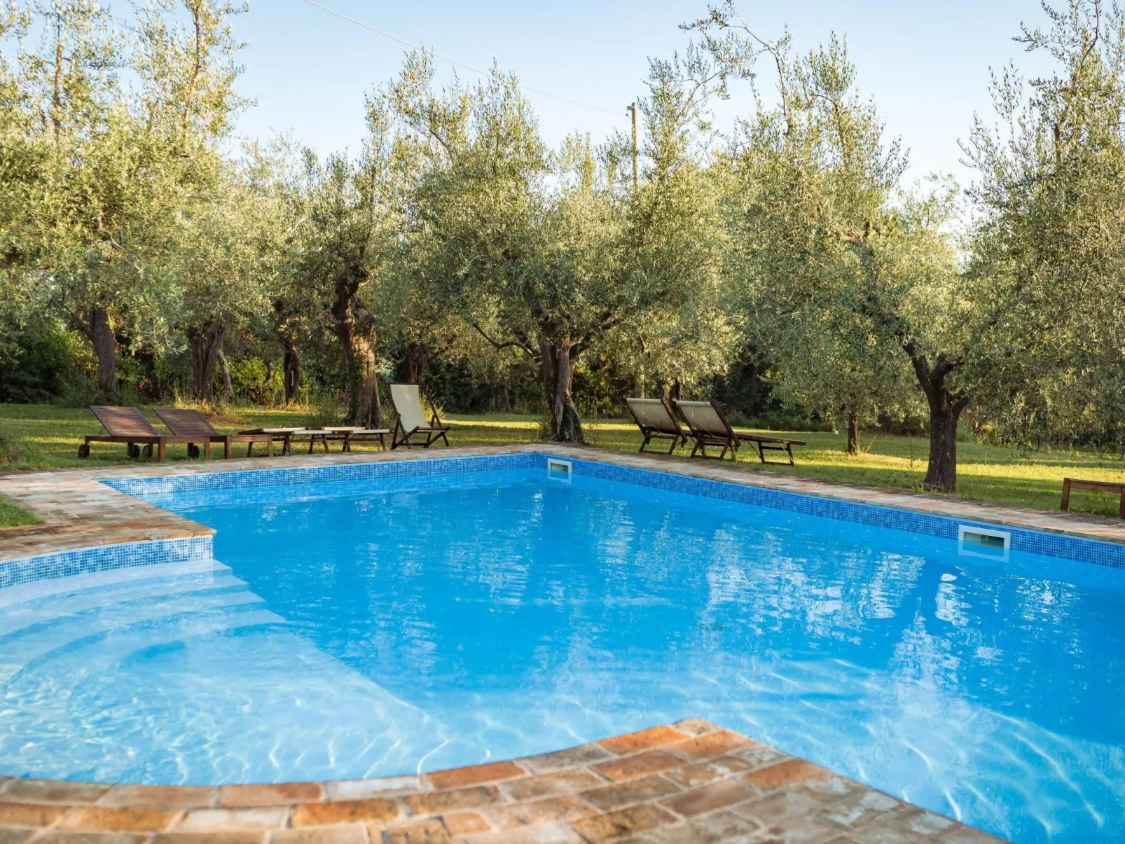 Drei-Zimmer-Panorama-Wohnung mit Terrasse und Sommerpool-Buiten