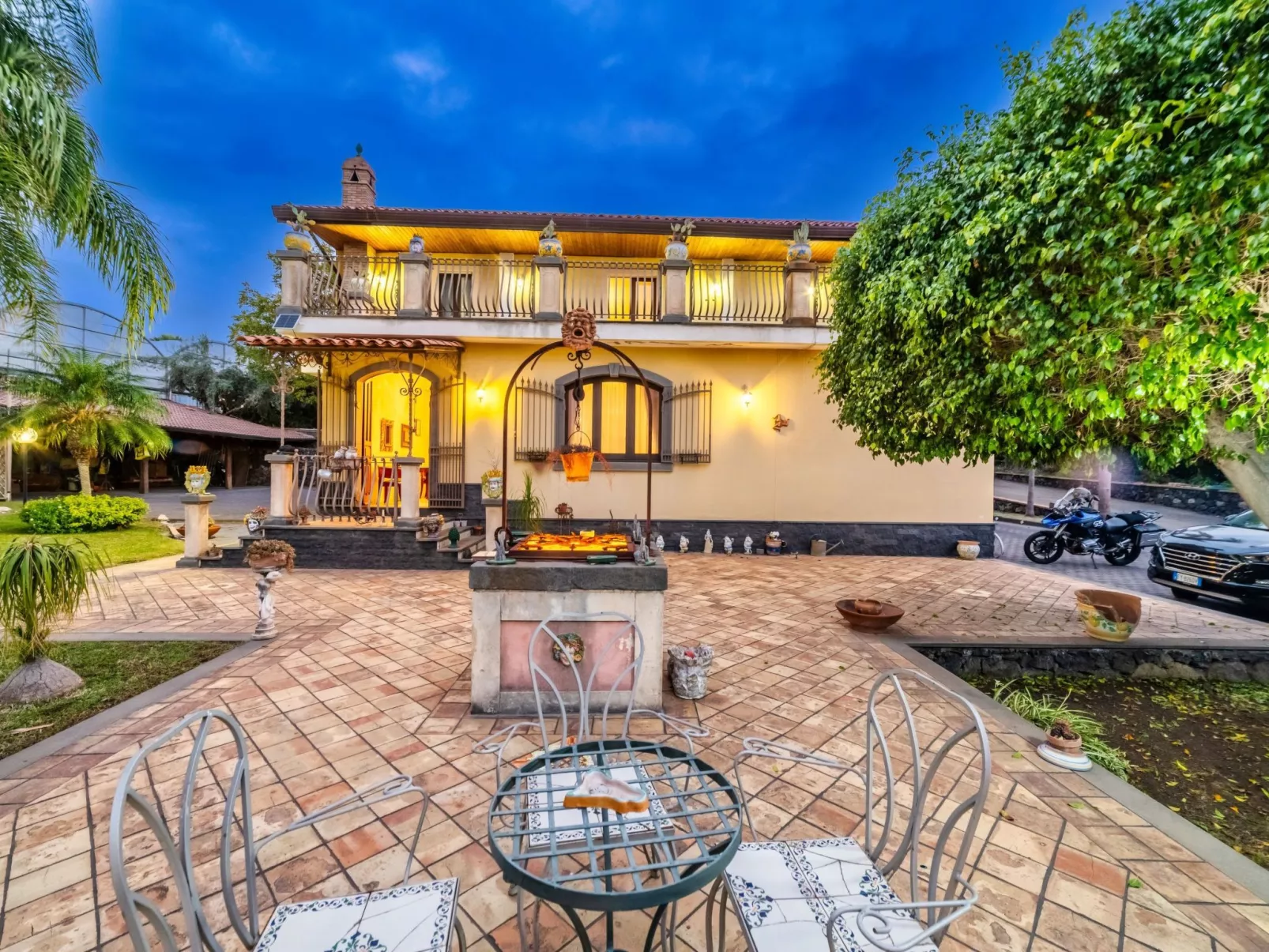 Für 10 Personen in Fiuefreddo di Sicilia, Sizilien (Ostküste von Sizilien)-Image-tags.info