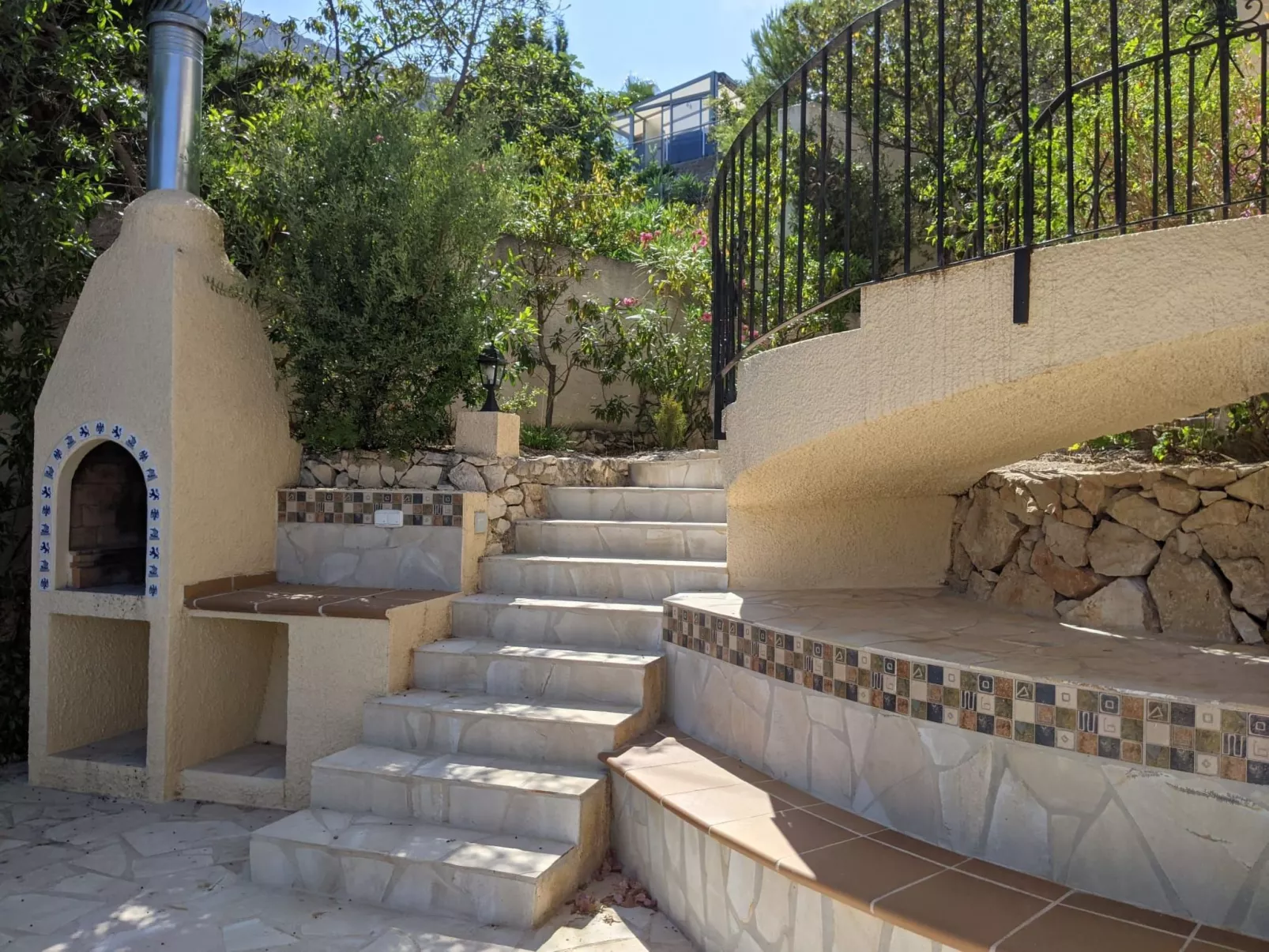 Mit privatem Pool und Meerblick-Buiten