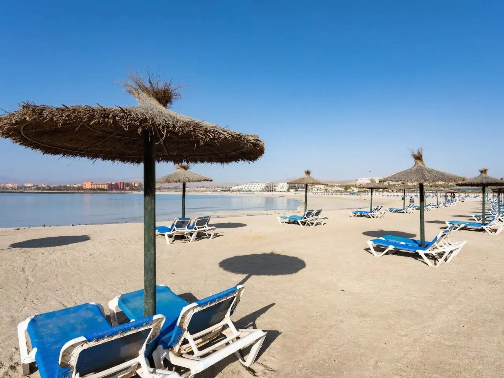 Private Terrasse, Schwimmbad, Parkplatz, Wi-Fi, TvSat-Buiten