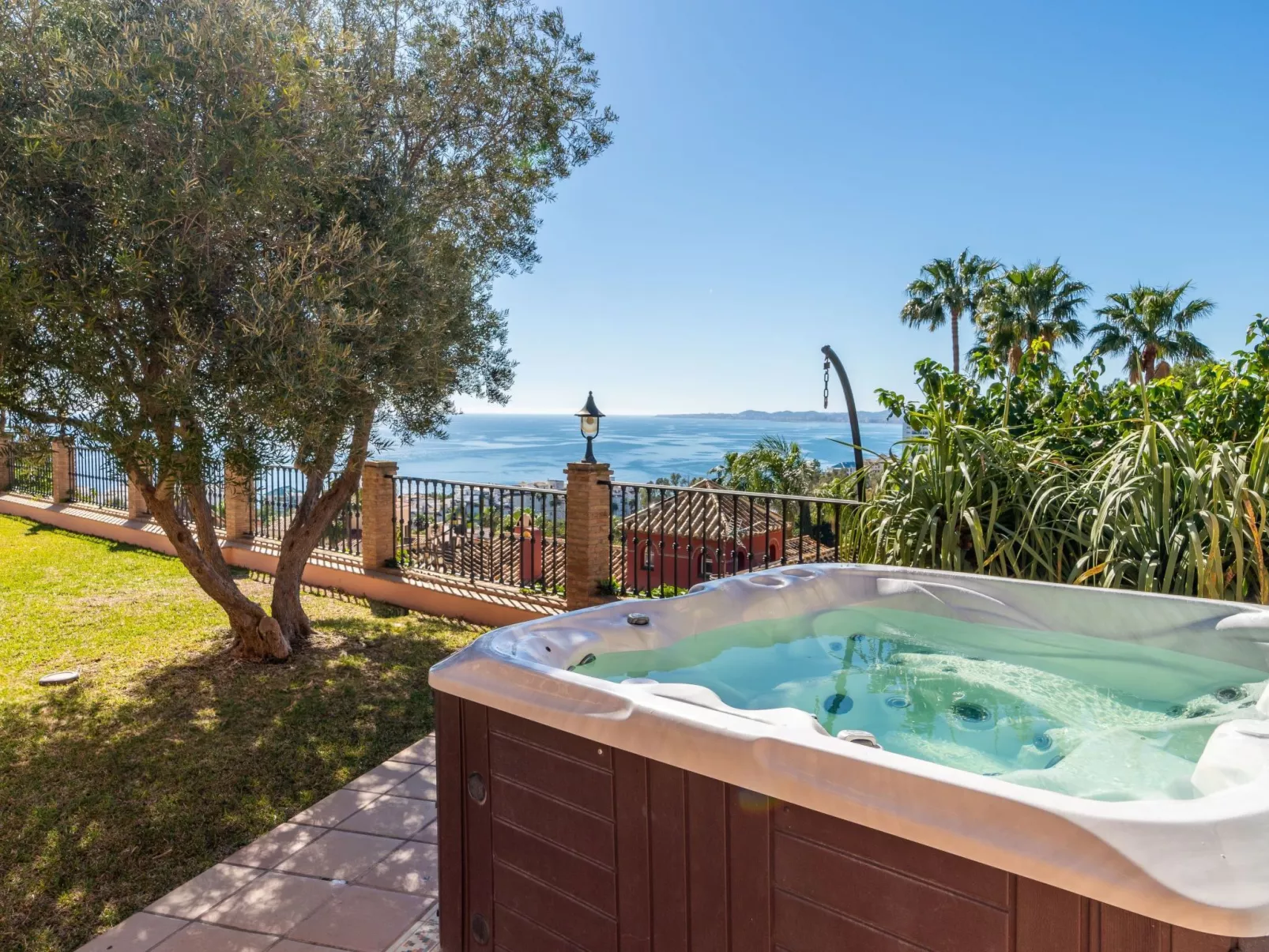 Luxuriöse Villa mit beheiztem Pool und Whirlpool-Buiten