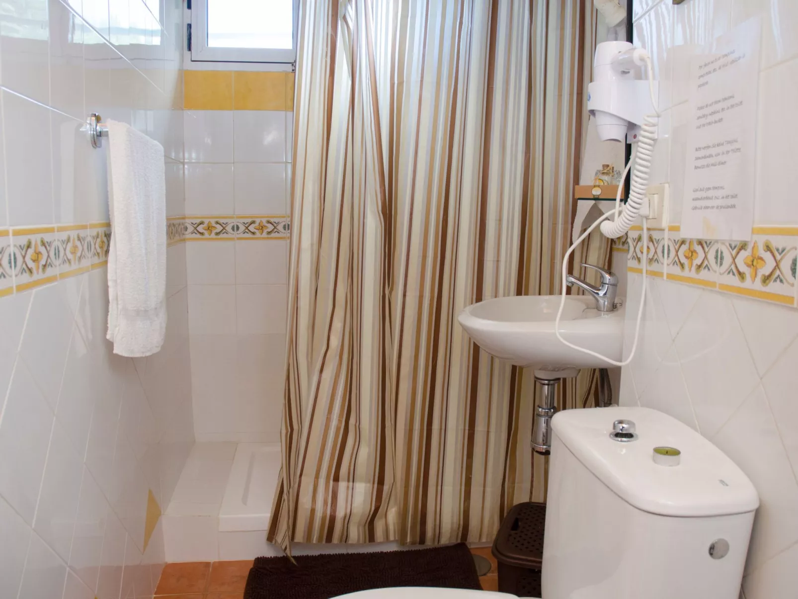 Ländliches Haus mit herrlichem Blick auf das Meer und das Tal.-Image-tags.info