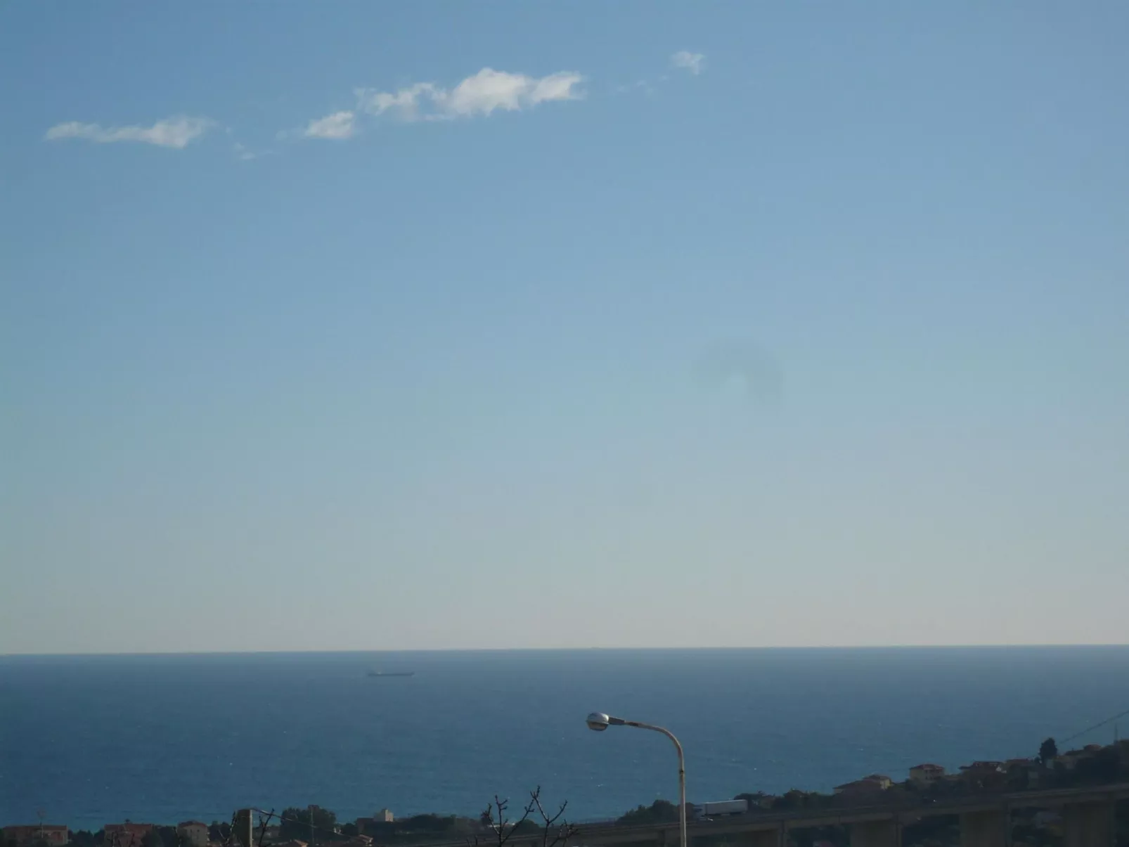 Zwei-Zimmer-Wohnung mit Meer- und Stadtblick-Buiten