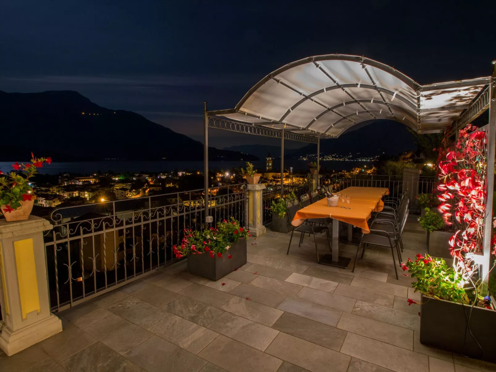 Jugendstilvilla mit Blick auf den Comer See-Buiten