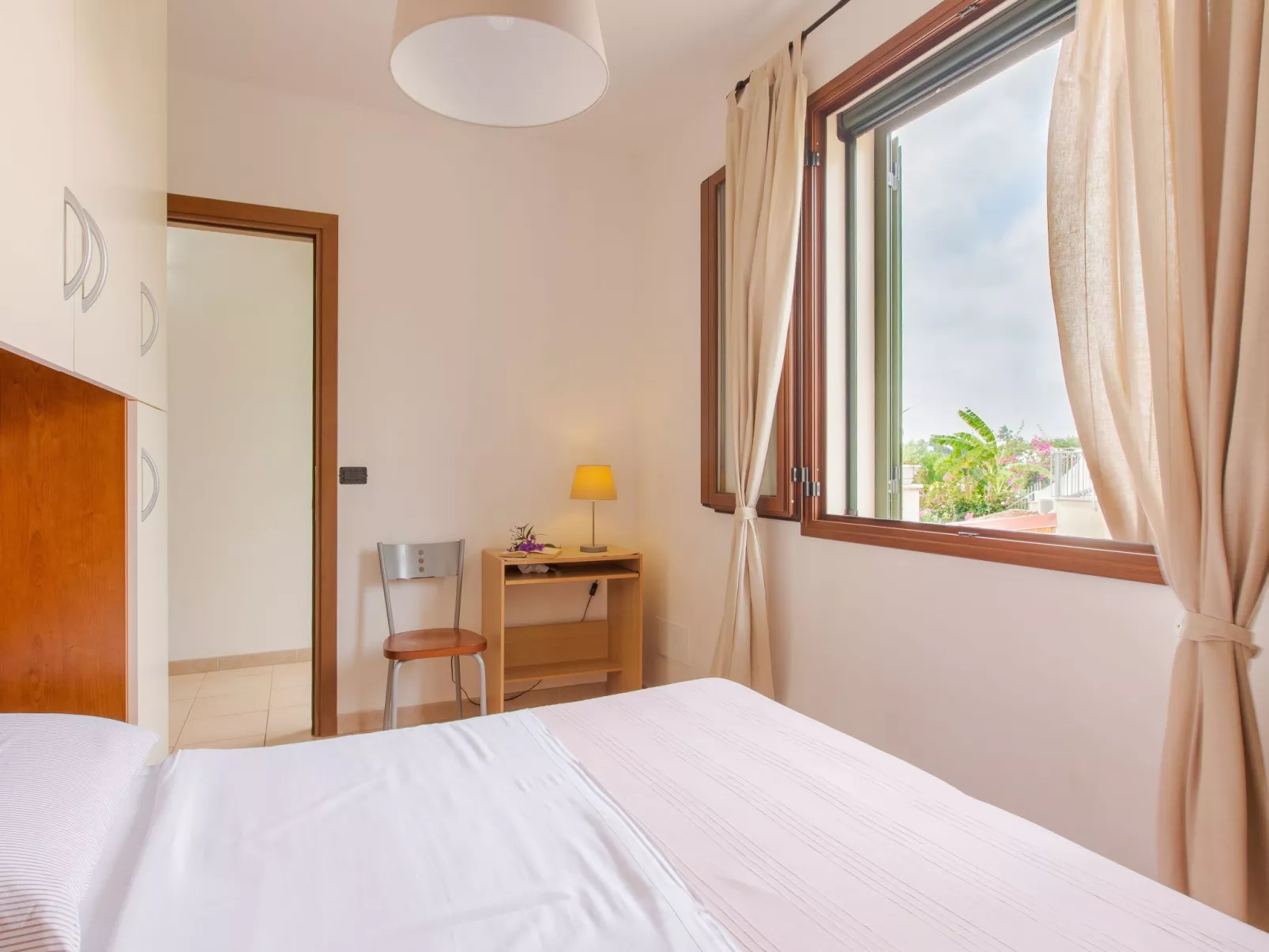 Flacher Rasen rechts-Binnen