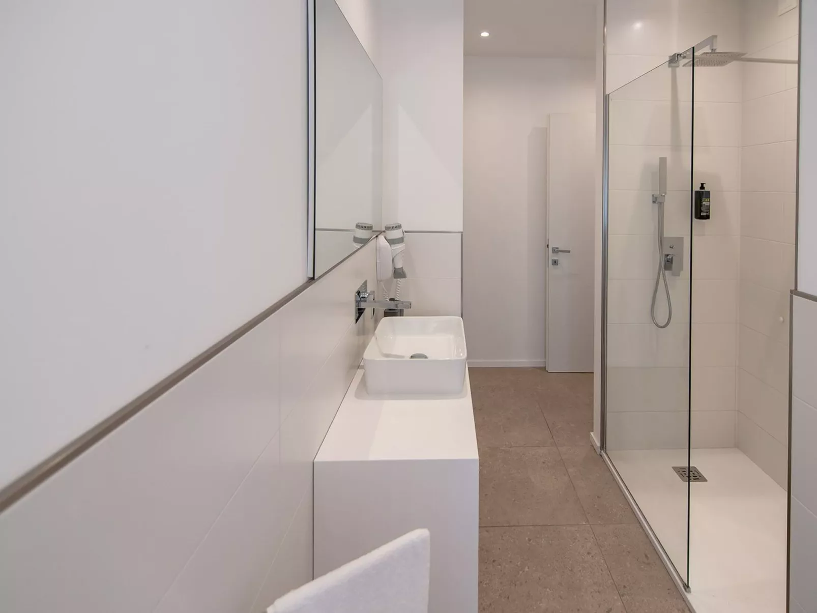 Einzimmerwohnung mit Balkon und Frühstück-Image-tags.info