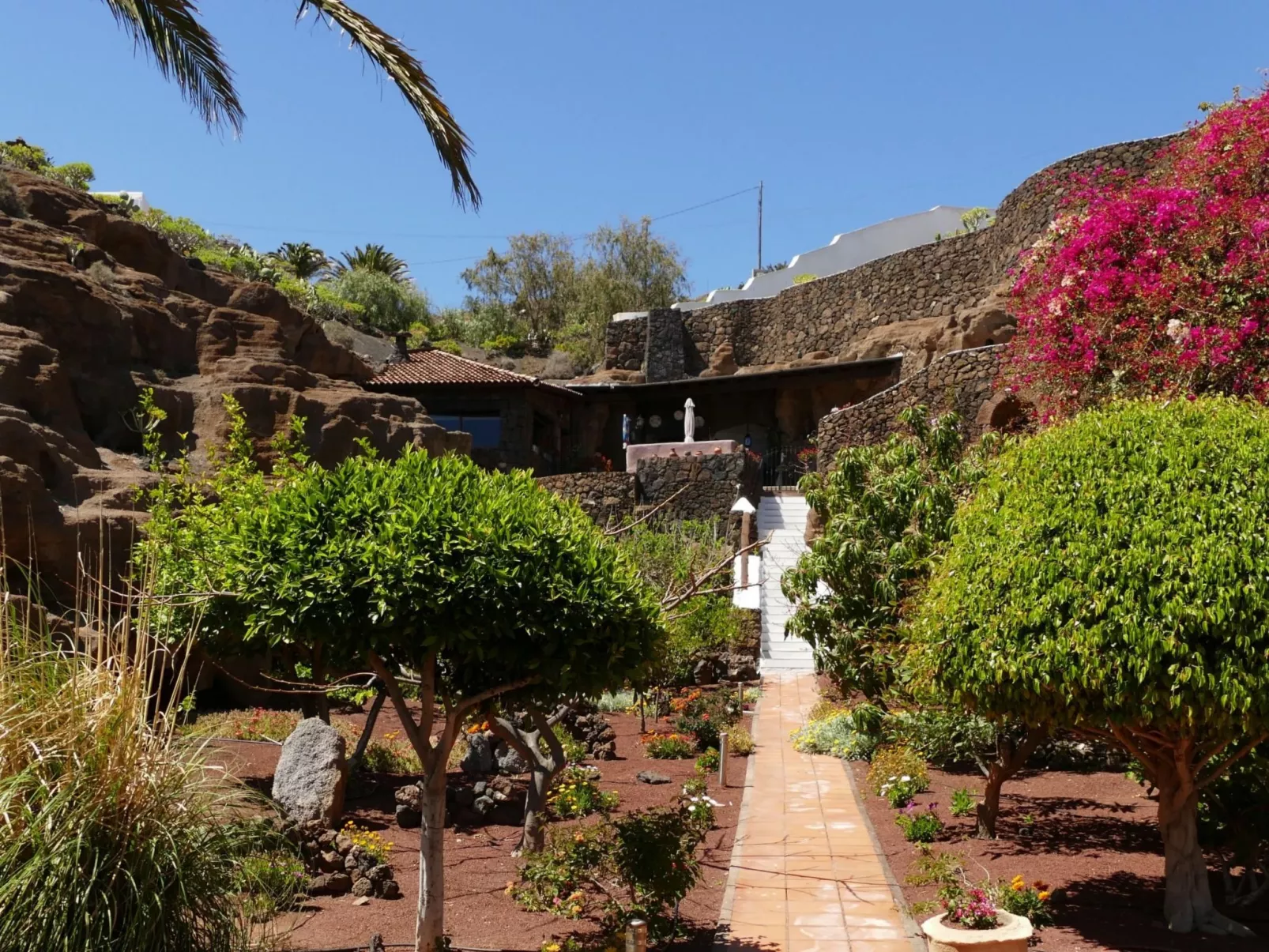 Schlafen in einer vulkanischen Höhle-Buiten