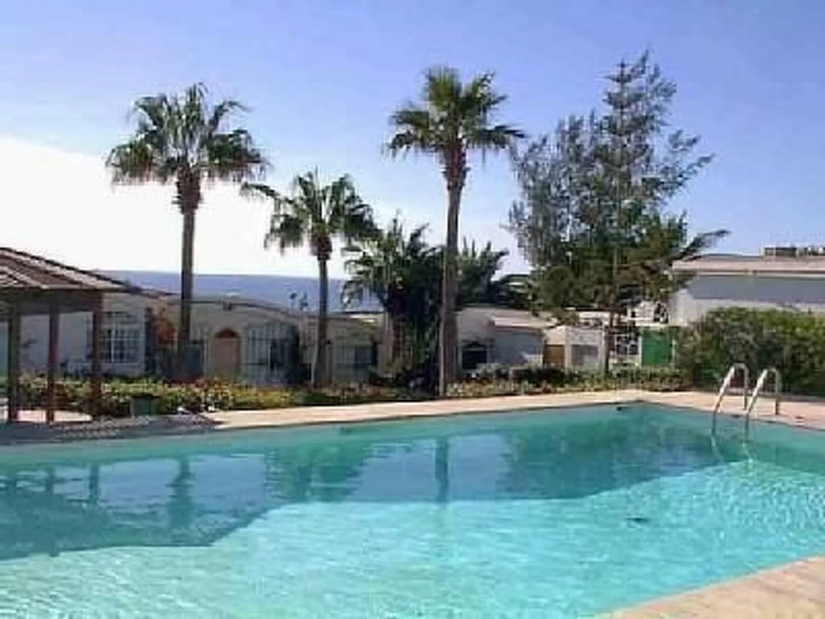 Bungalow auf einem Felsen direkt am Meer-Image-tags.info