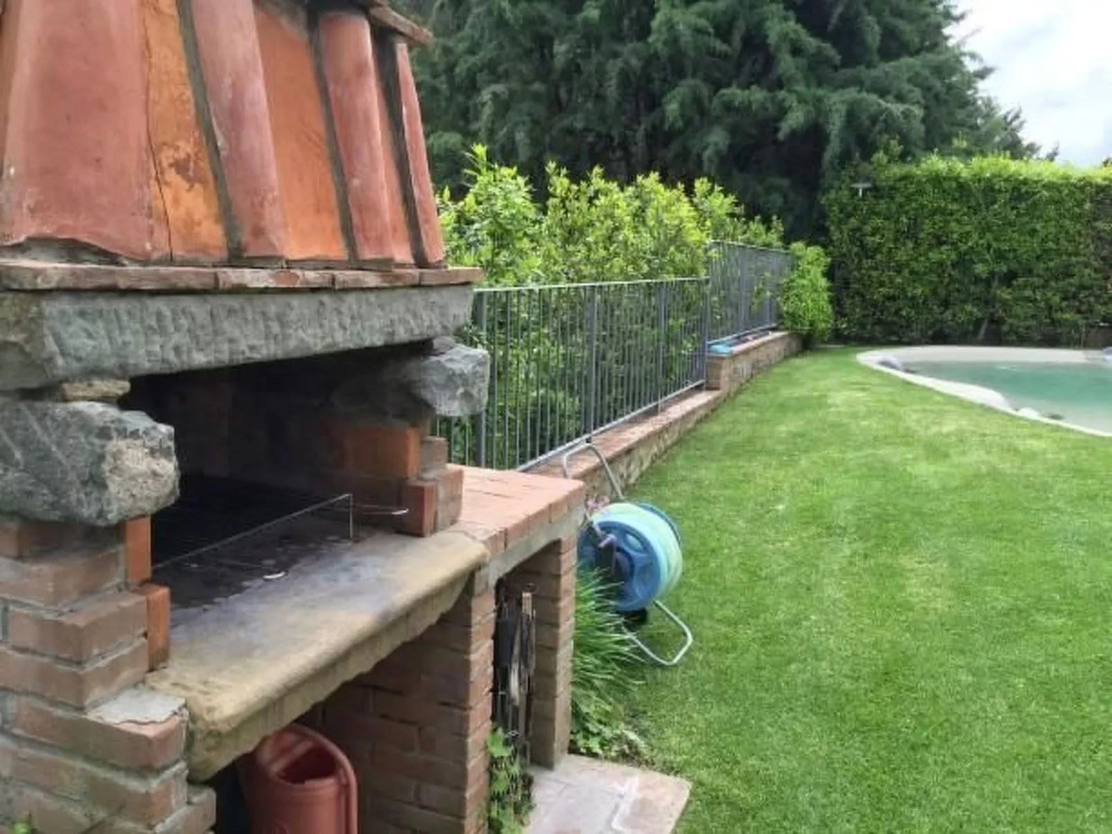 Gemütliches Ferienhaus mit Privatem Pool-Buiten