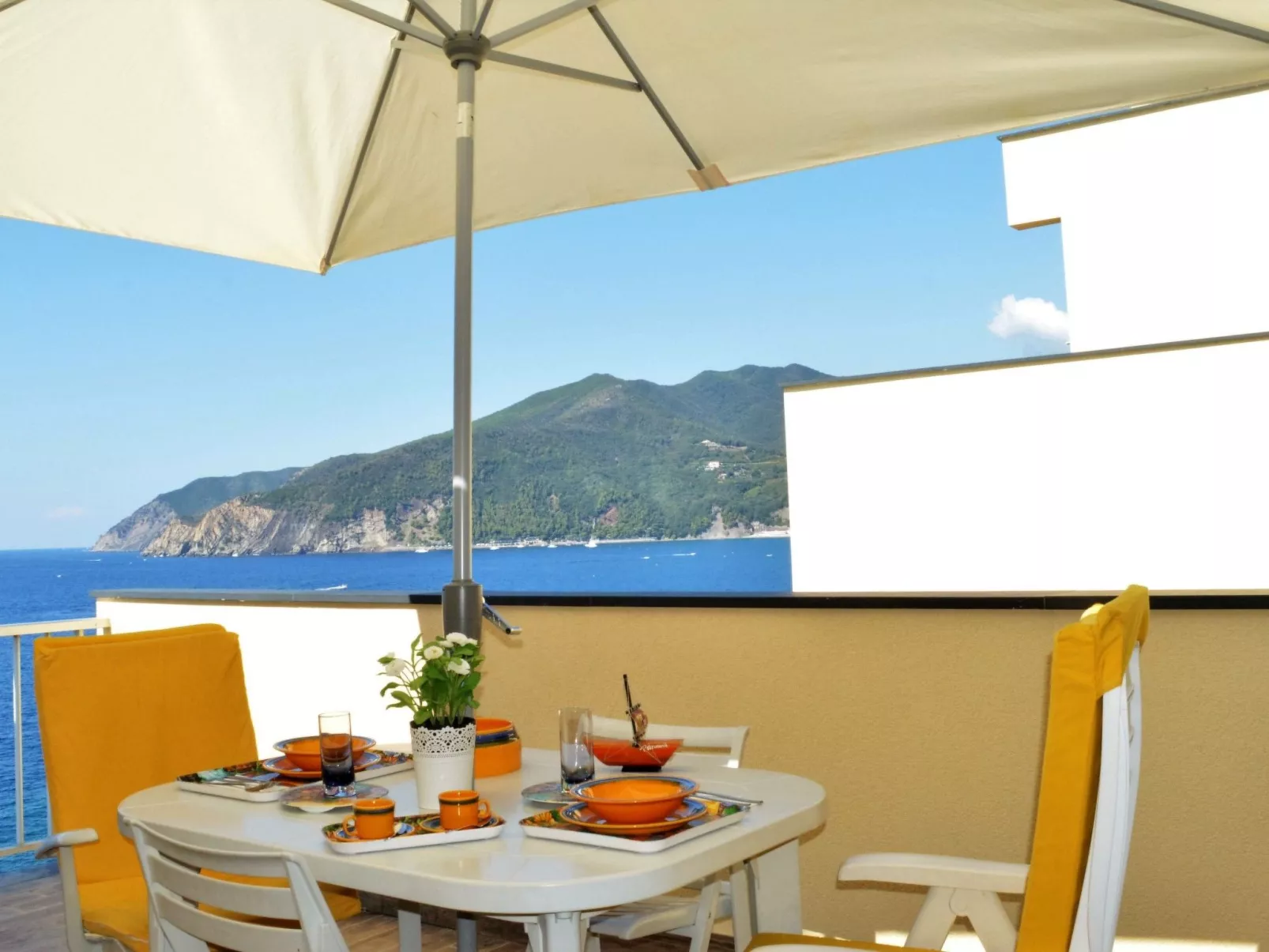 Charmantes Appartement in Moneglia mit Großer Terrasse-Buiten