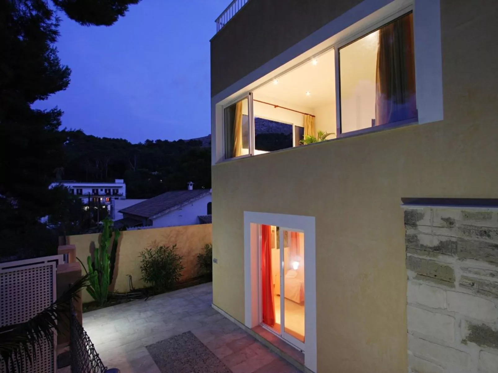 Villa Medina, Cala Sant Vicenç-Binnen