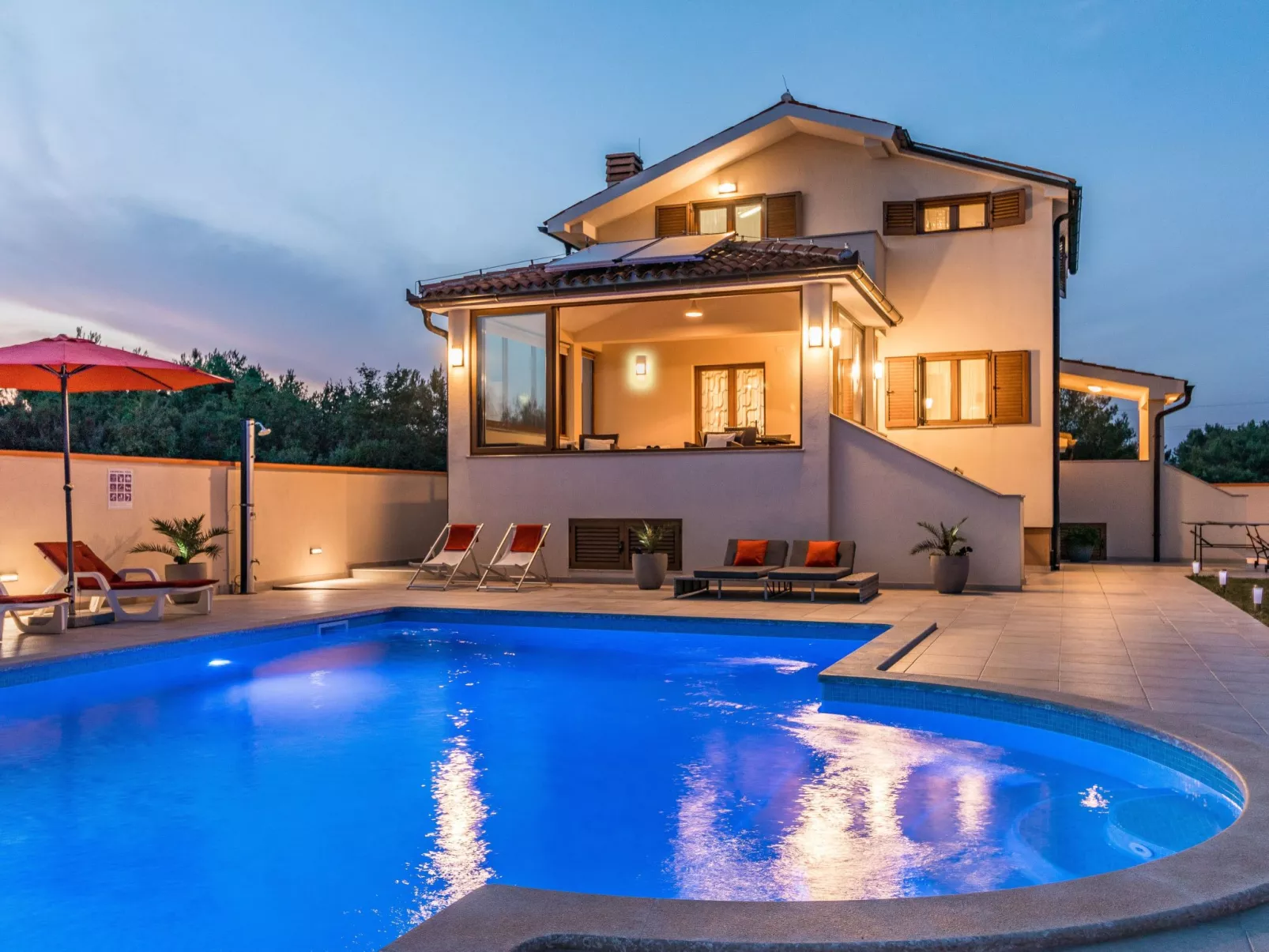 Nettes Ferienhaus in Pomer mit Privatem Pool-Buiten