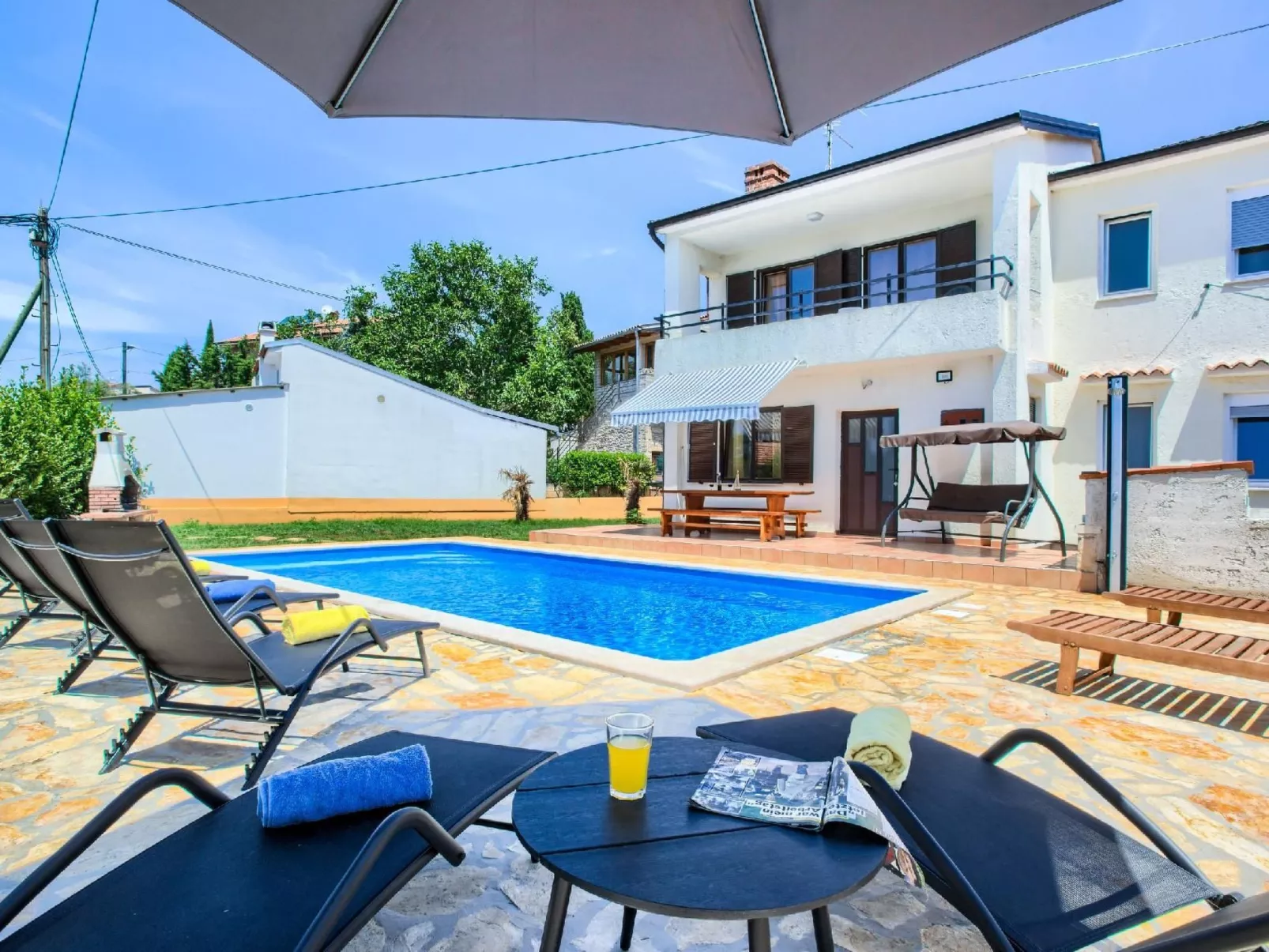 Villa mit Garten, Grill und Terrasse-Buiten