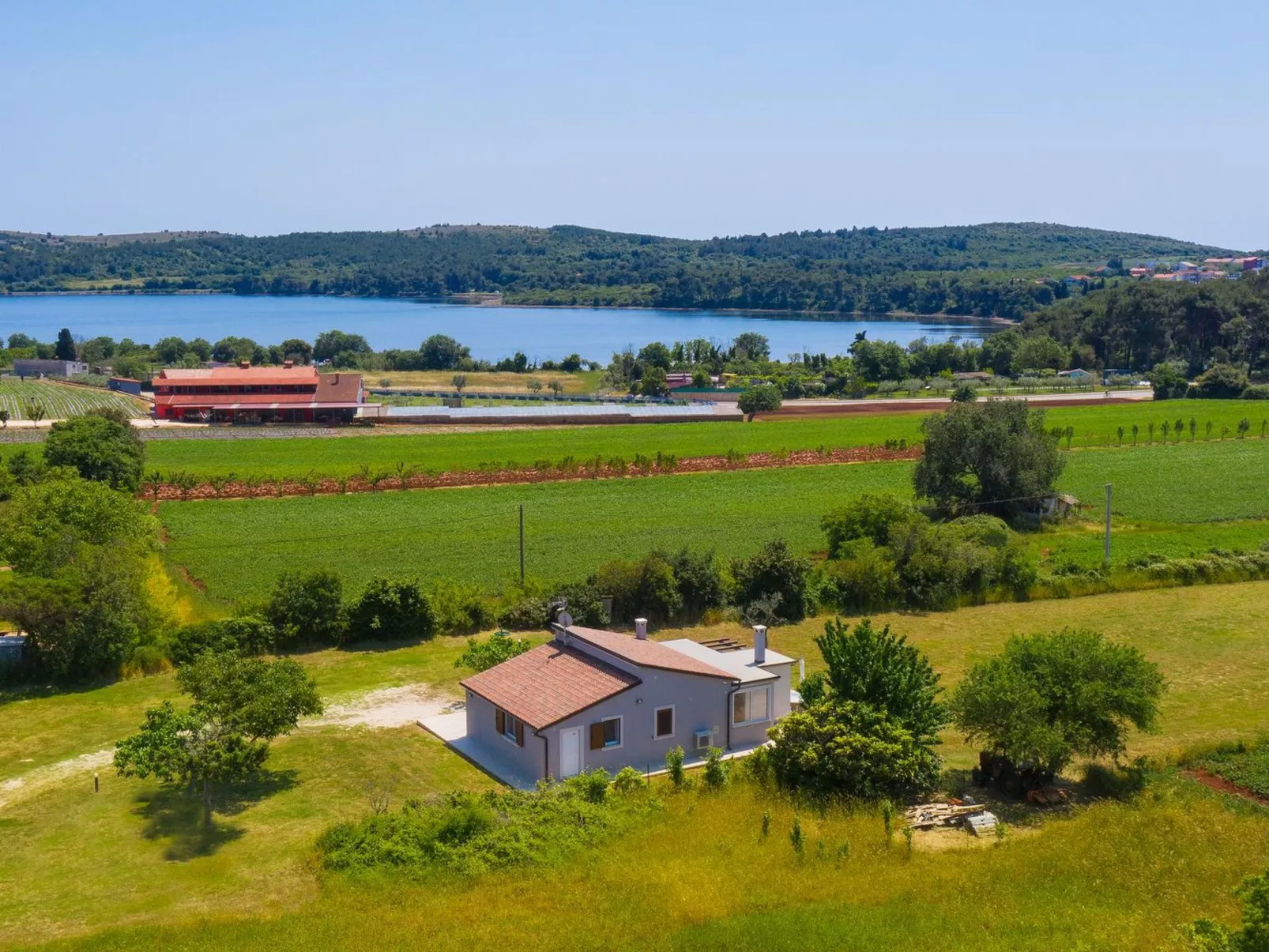 In Pomer mit Parkplatz-Buiten