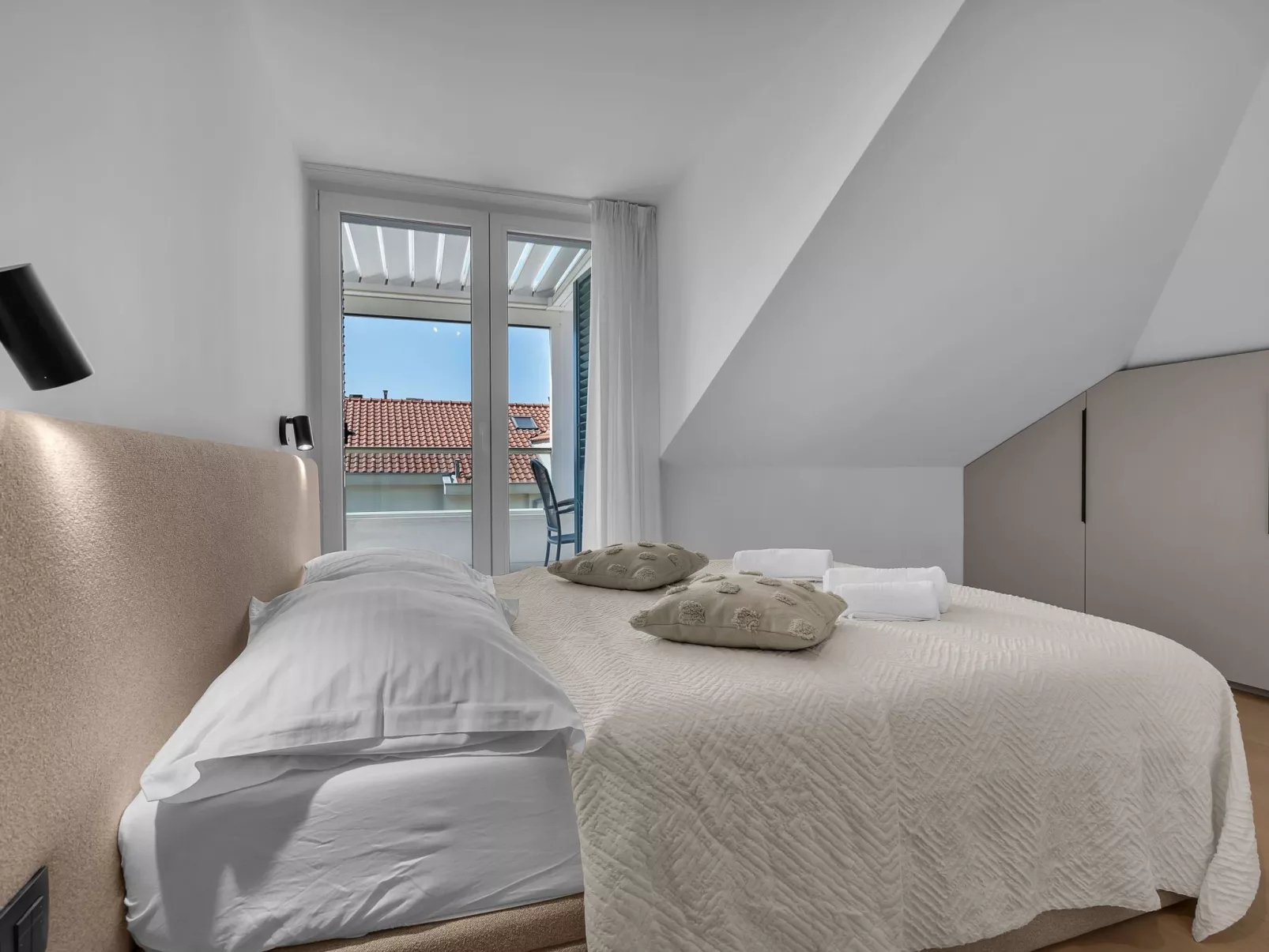 Penthouse Nikolina-50m to beach-Binnen