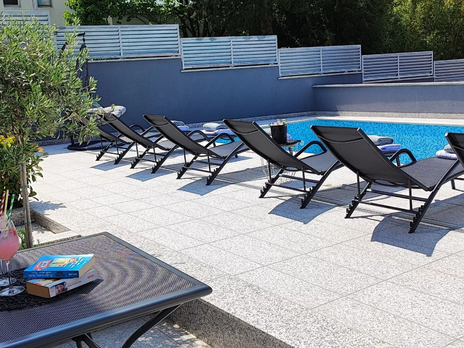 Moderne Wohnung in Crikvenica mit Pool-Buiten