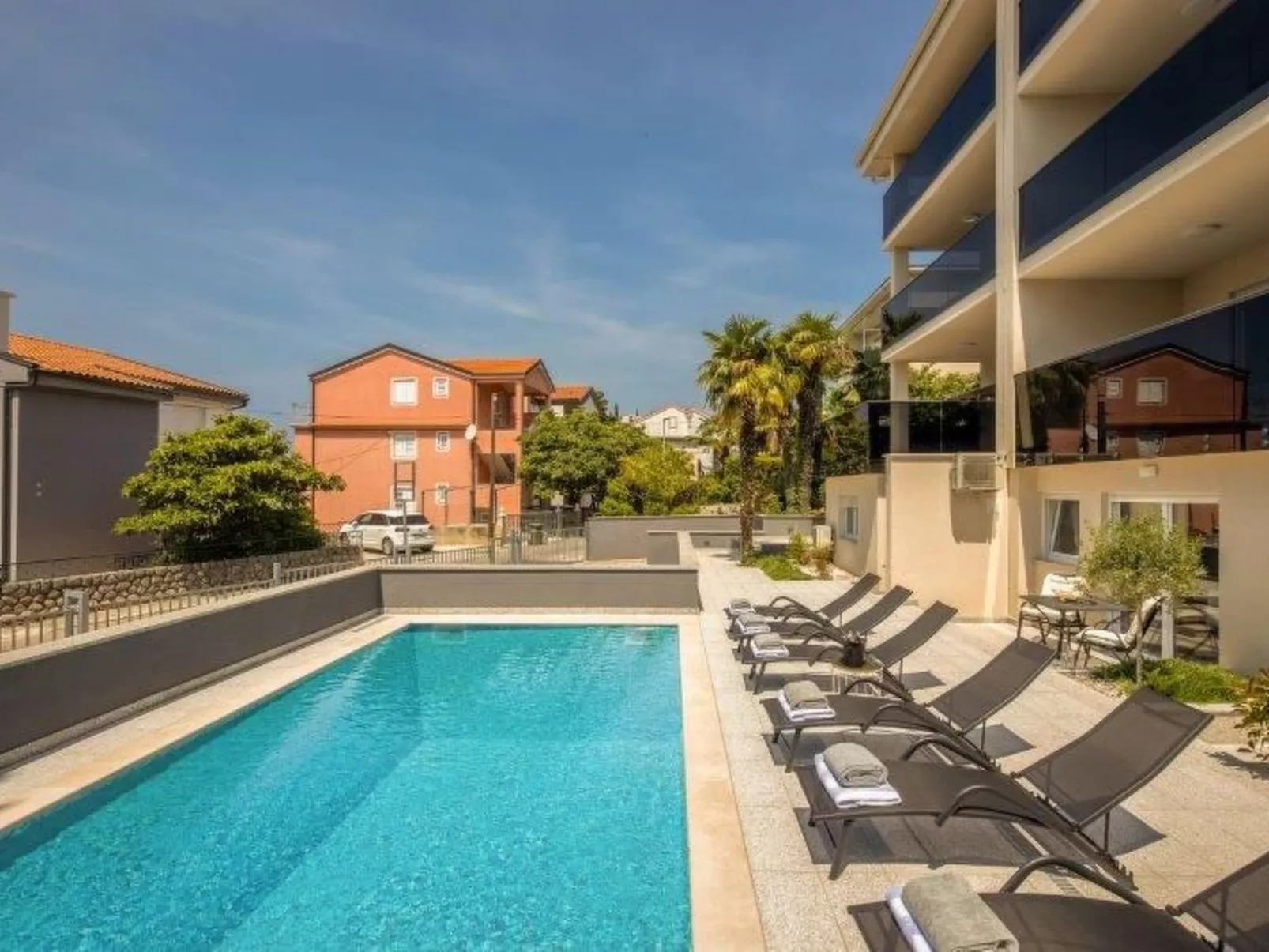 Moderne Wohnung in Crikvenica mit Pool-Buiten