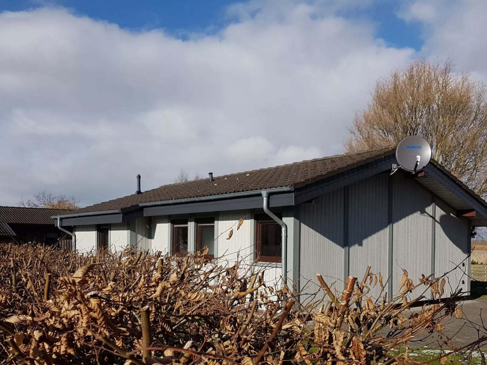 Freistehendes Ferienhaus in 2.Reihe am See-Buiten