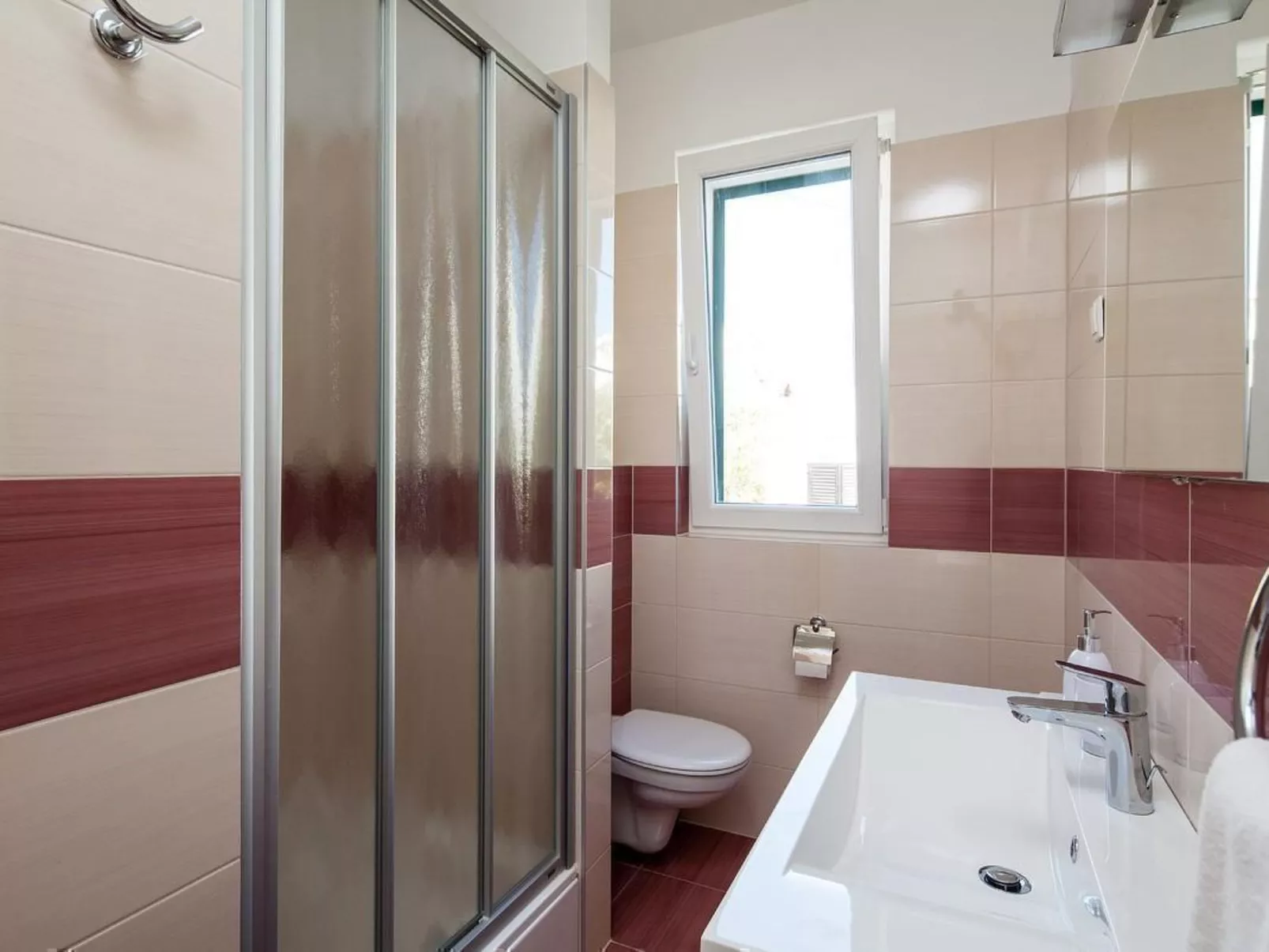 Luxuriöses Ferienhaus mit Pool direkt am Meer-Image-tags.info