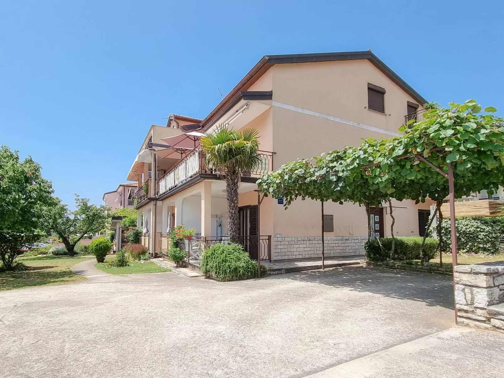 "Nina" mit Blick auf das Wasser-Buiten