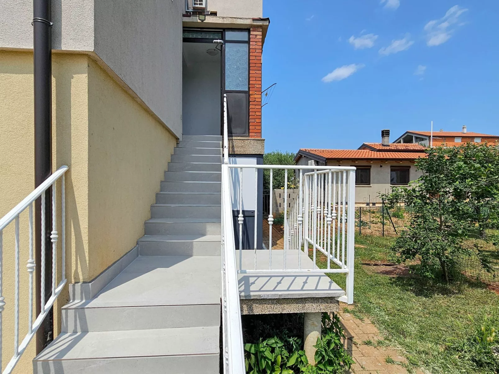 "Ines A5" mit Balkon-Buiten