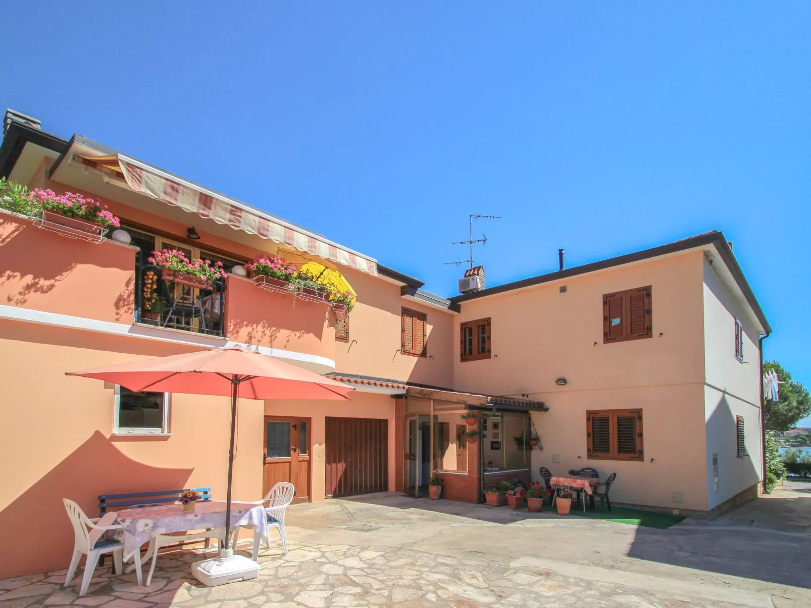 Für 2 Personen ca. 30 m&sup2; in Karigador, Istrien (Umag und Umgebung)-Buiten